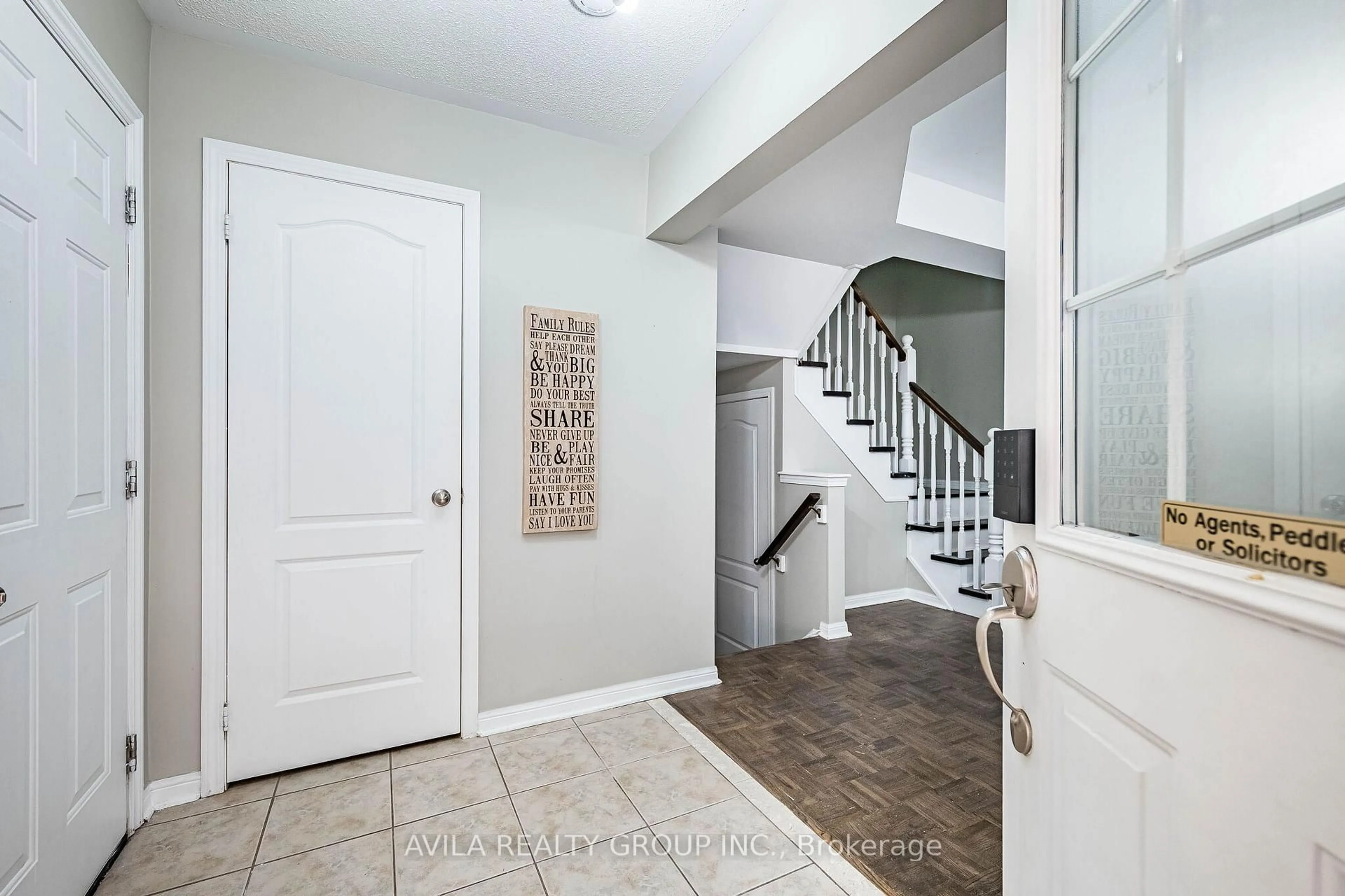 Indoor entryway for 3936 Milkwood Cres, Mississauga Ontario L5N 8H2