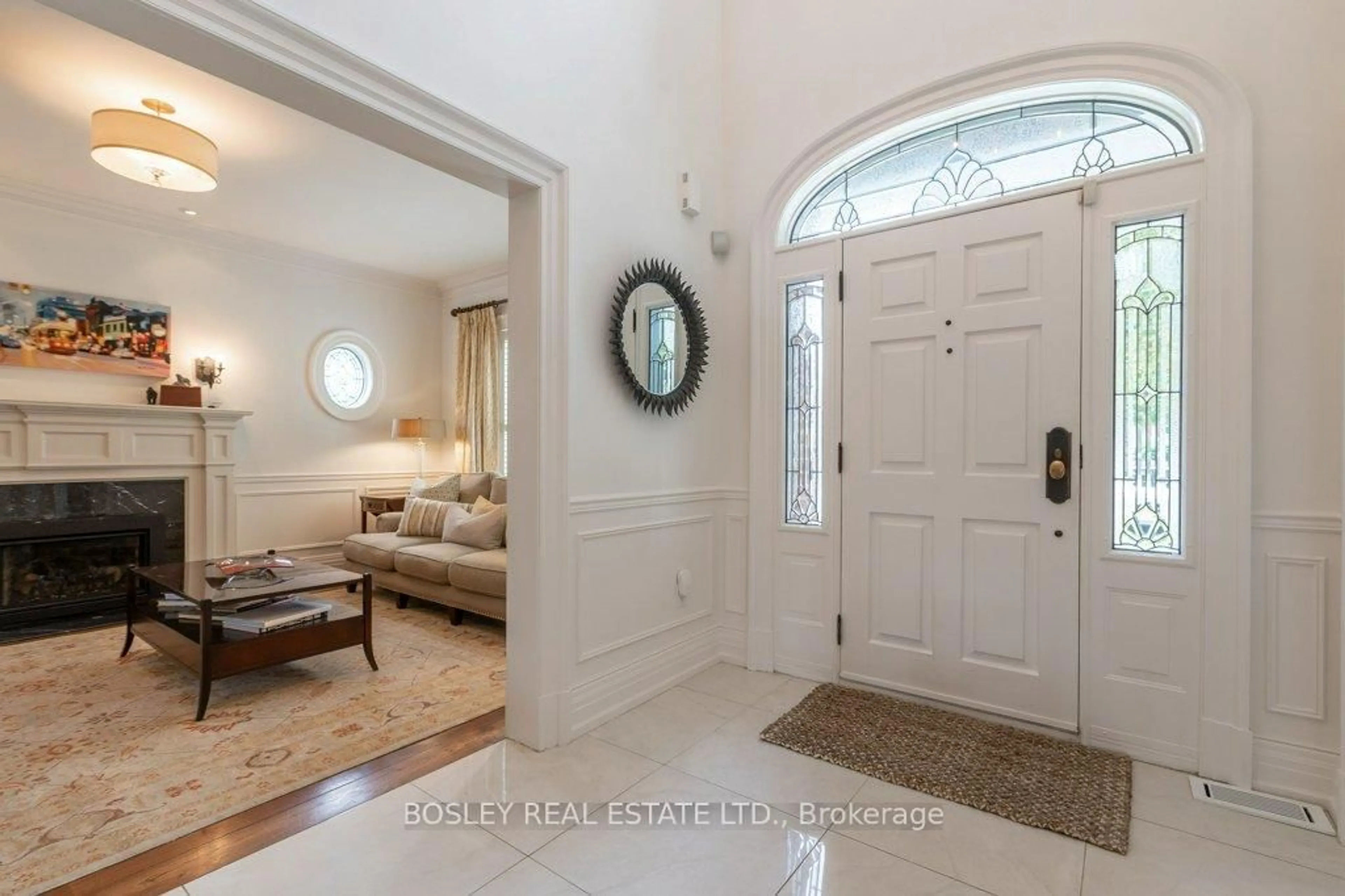 Indoor entryway for 124 Perry Cres, Toronto Ontario M9A 1K6