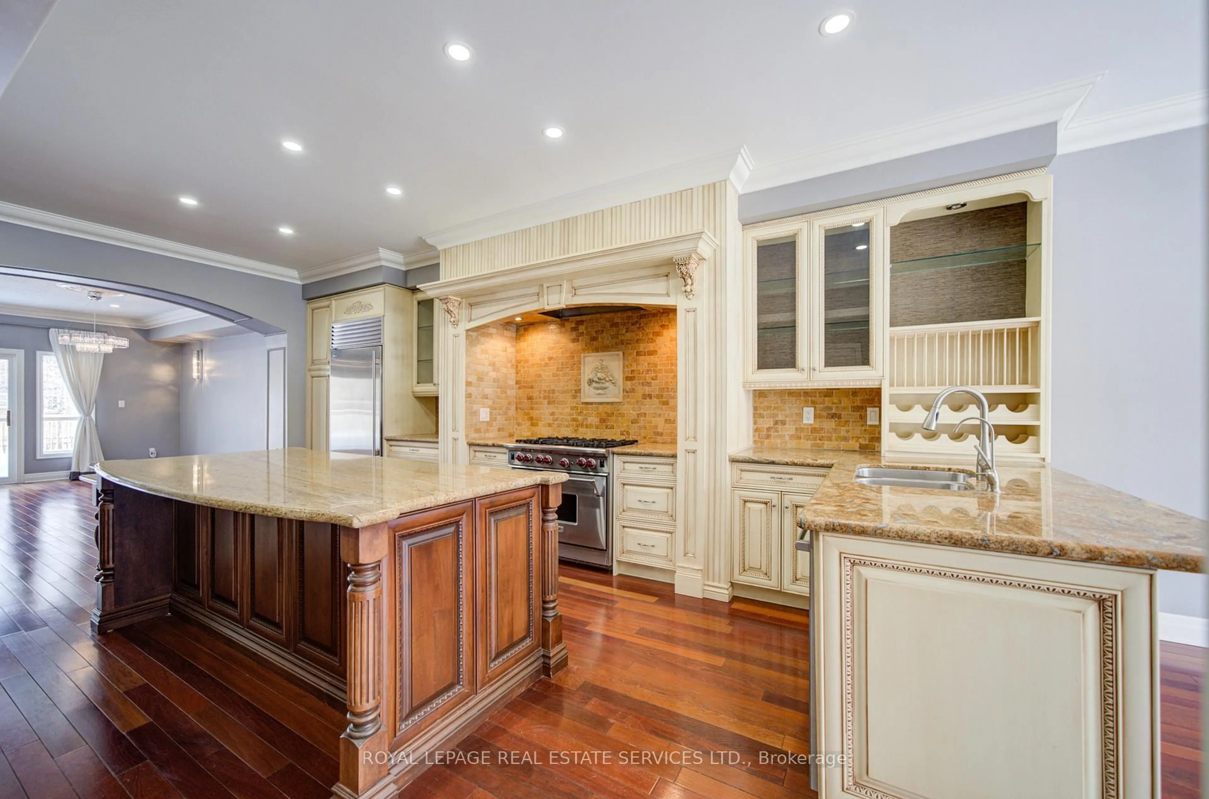 Open concept kitchen, ceramic/tile floor for 115 St Lawrence Dr, Mississauga Ontario L5G 4V2