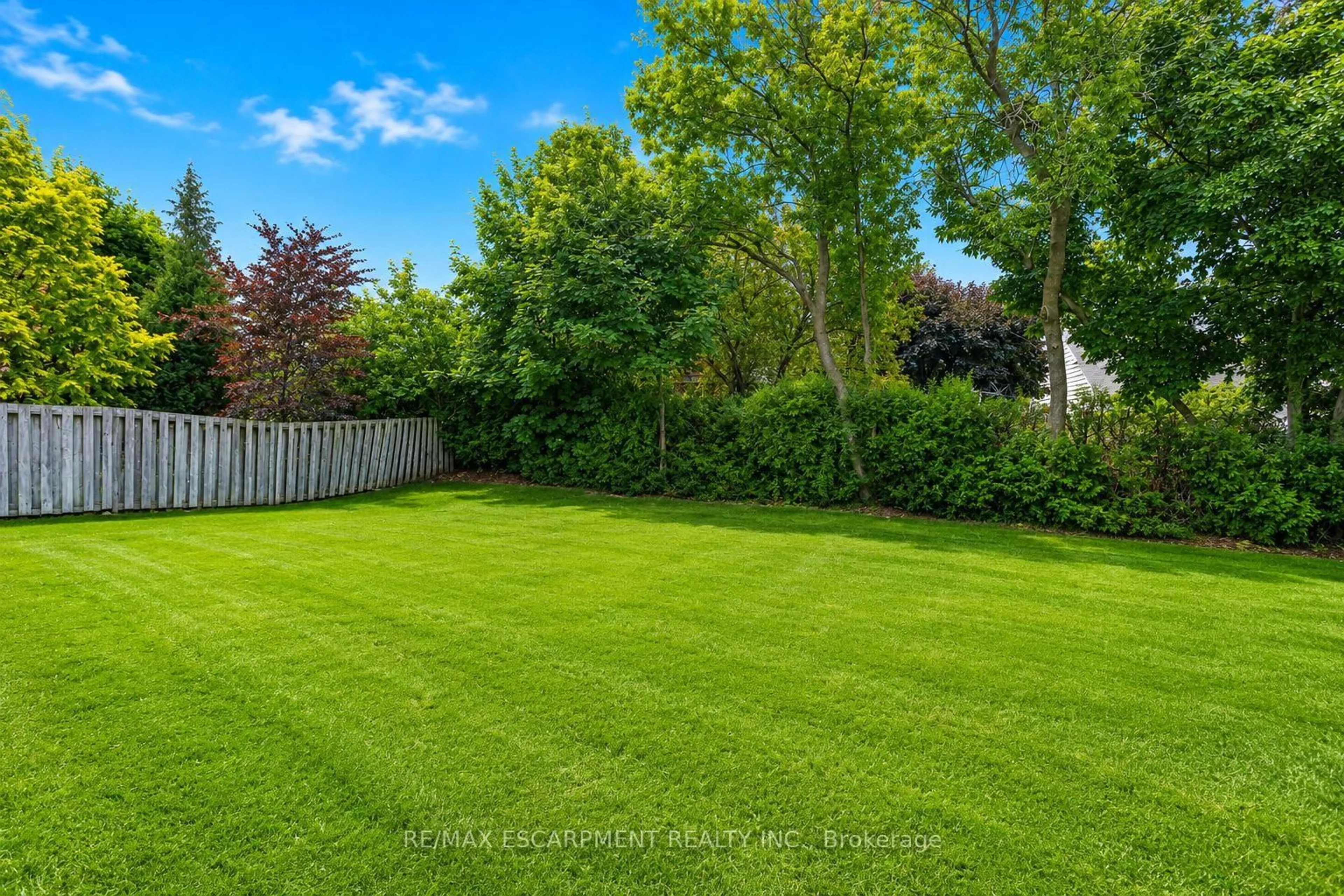 A pic from outside/outdoor area/front of a property/back of a property/a pic from drone, unknown for 234 Bell St, Milton Ontario L9T 2A9