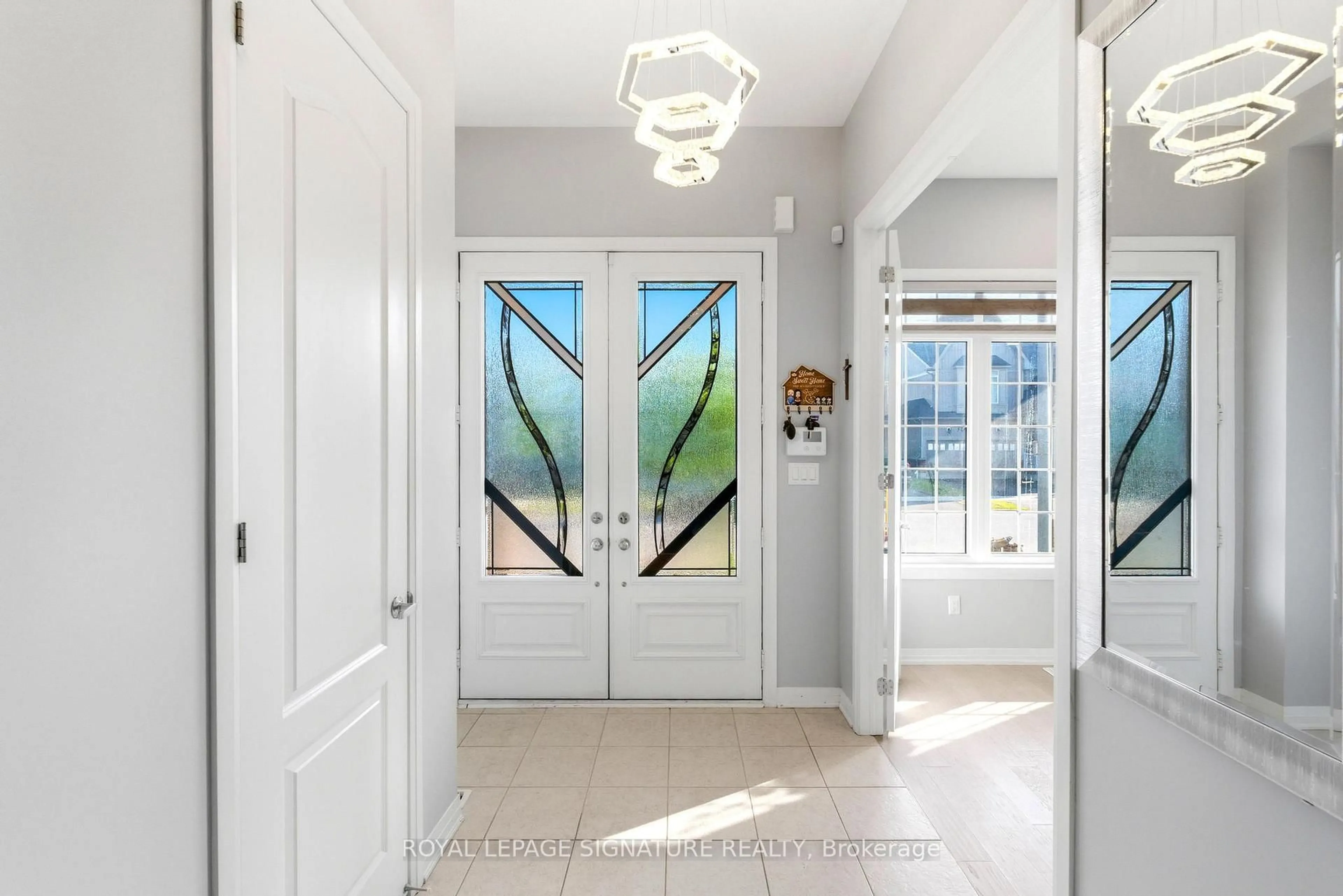 Indoor entryway for 14 Paisley Way, Orangeville Ontario L9W 6Z5