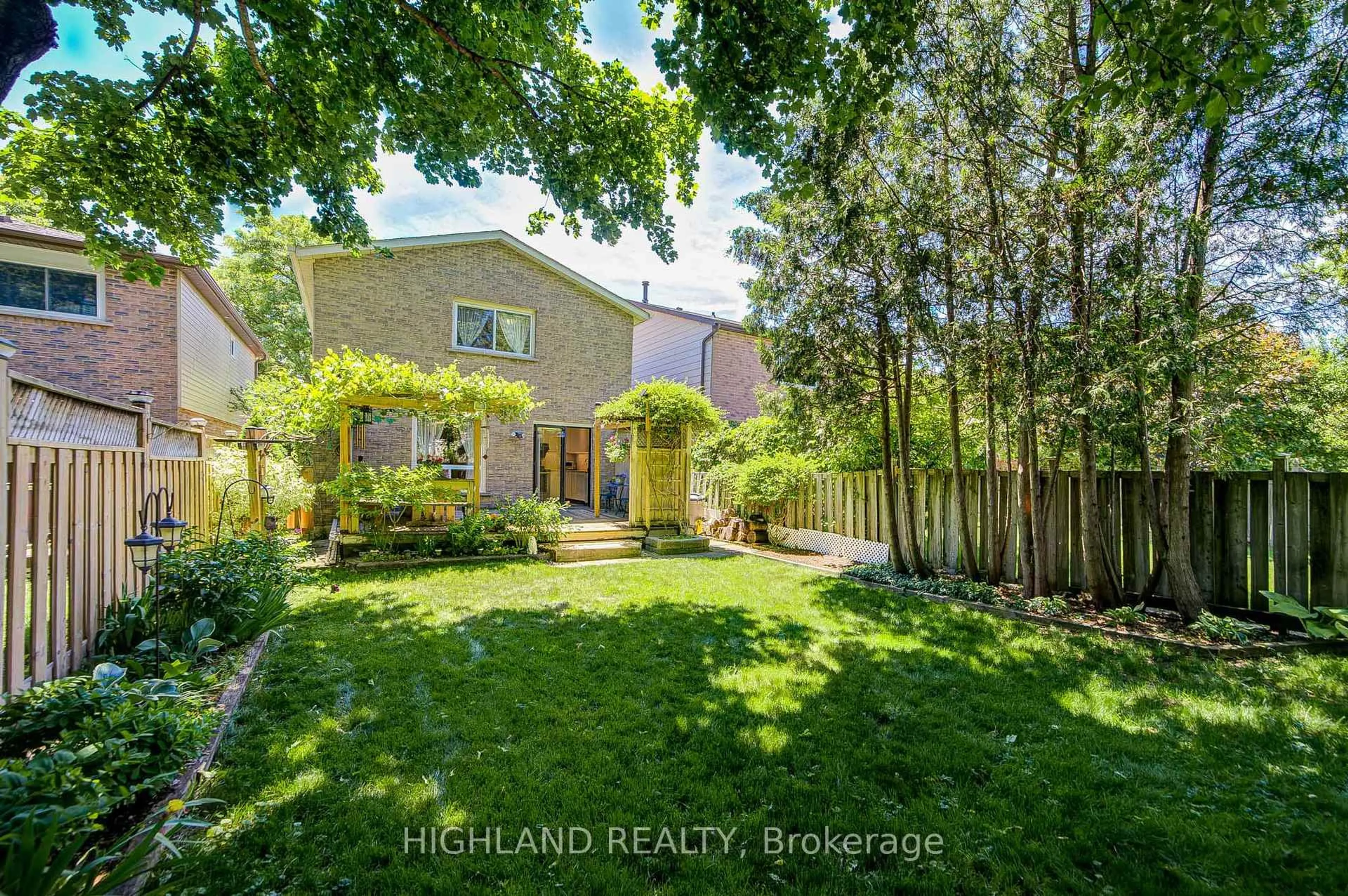 A pic from outside/outdoor area/front of a property/back of a property/a pic from drone, street for 6937 Harris Rd, Mississauga Ontario L5N 4Z1