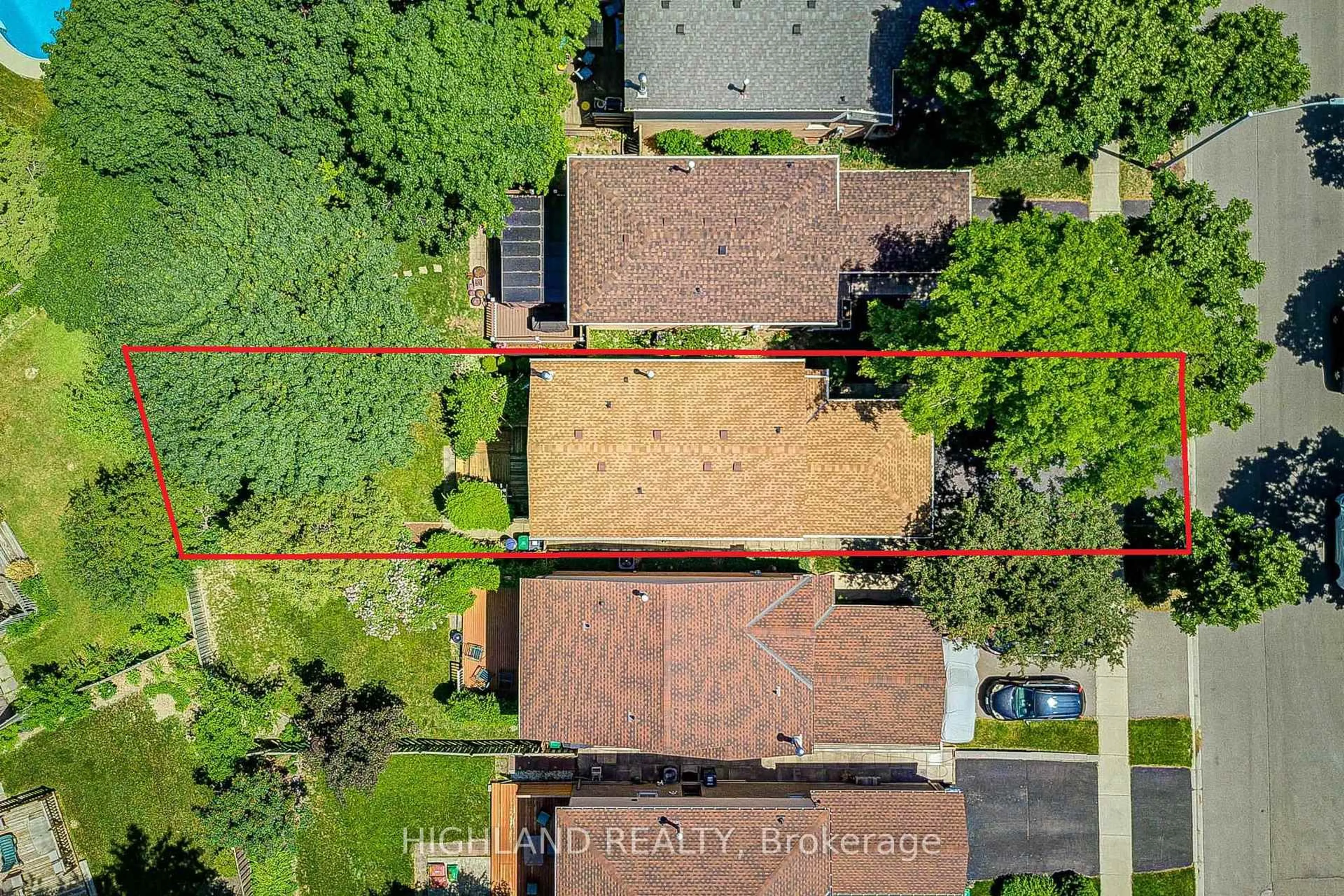 A pic from outside/outdoor area/front of a property/back of a property/a pic from drone, street for 6937 Harris Rd, Mississauga Ontario L5N 4Z1