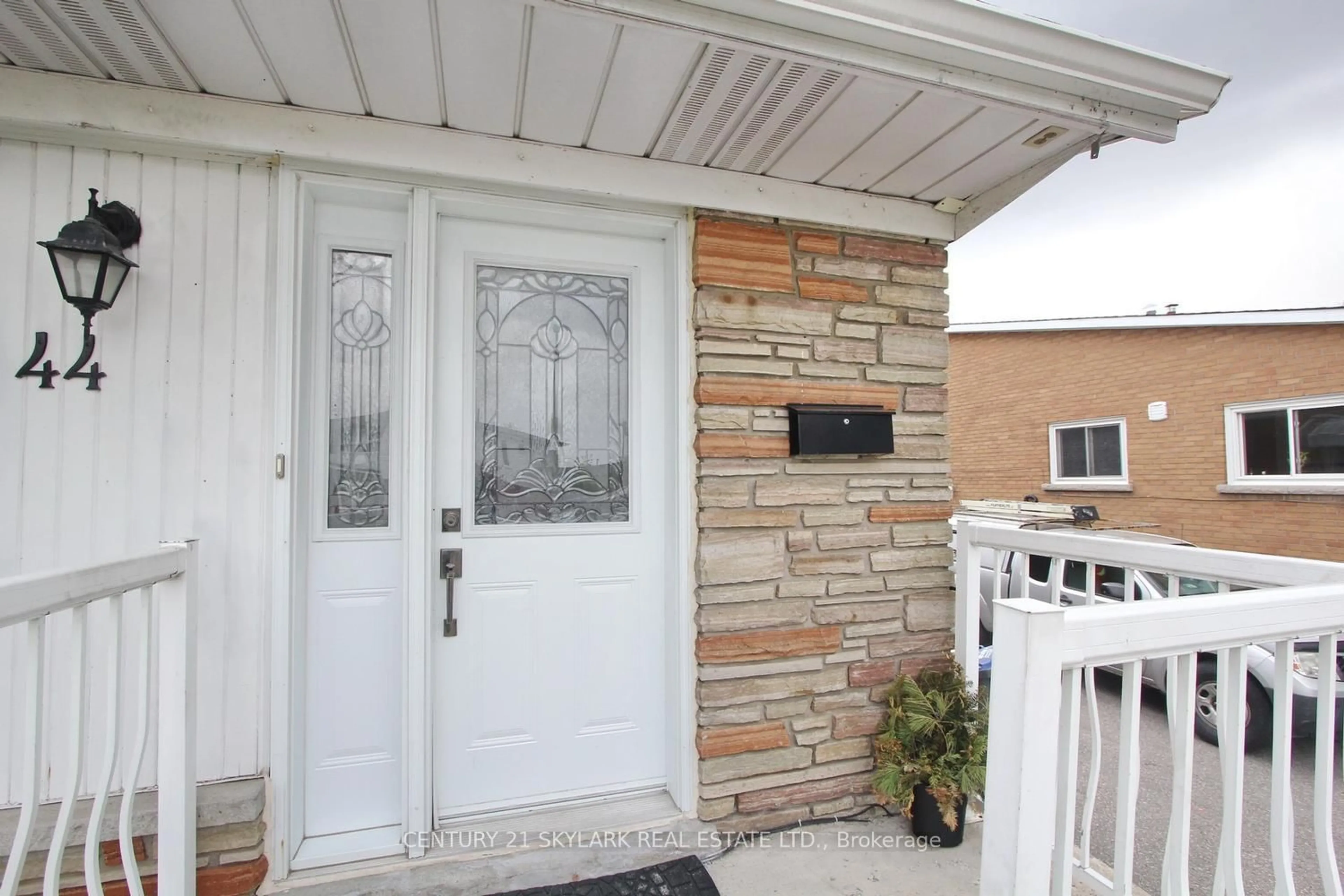 Indoor entryway for 44 Sharon Crt, Brampton Ontario L6W 3B7