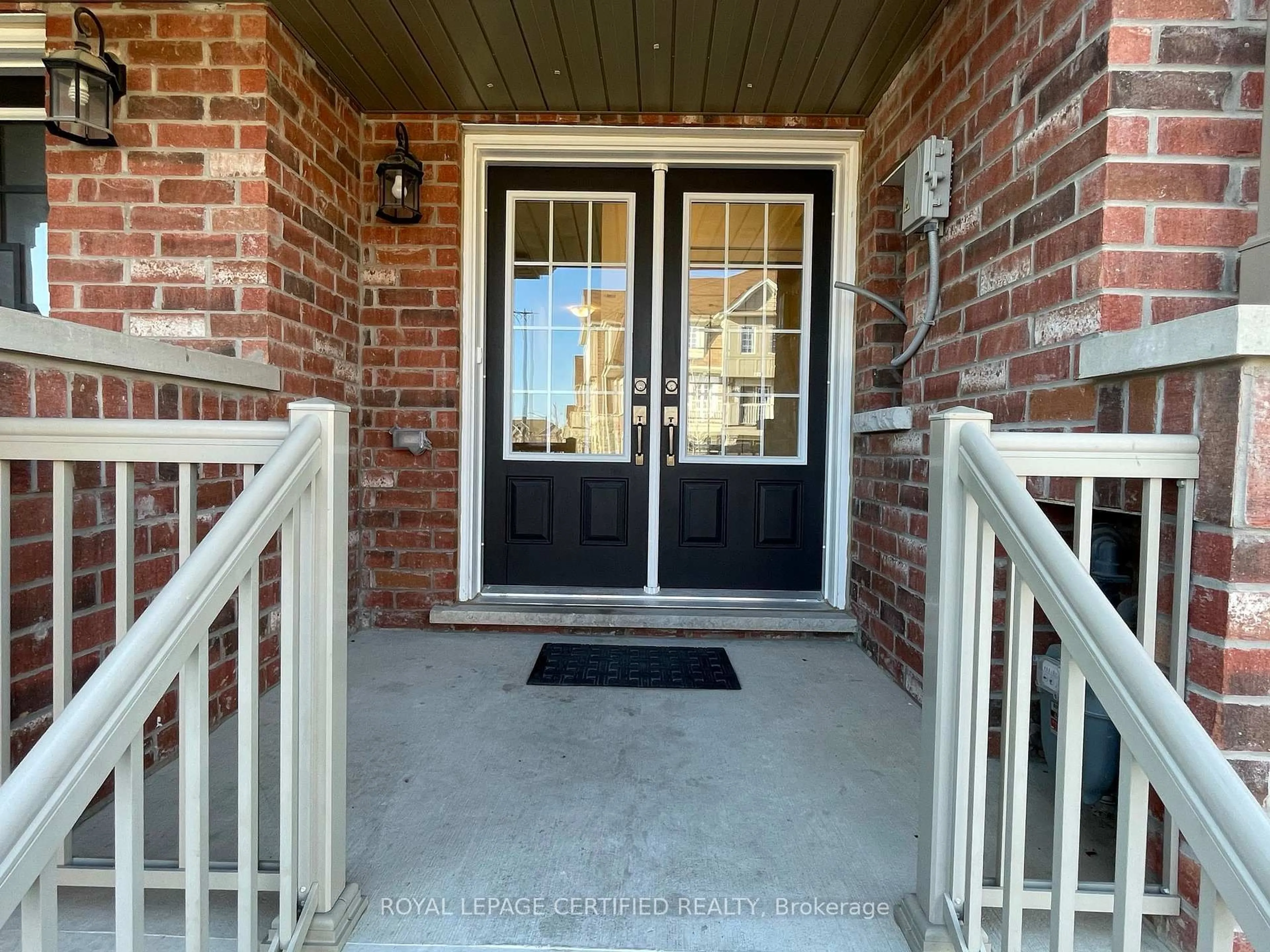 Indoor entryway for 46 Golden Springs Dr, Brampton Ontario L7A 4N5