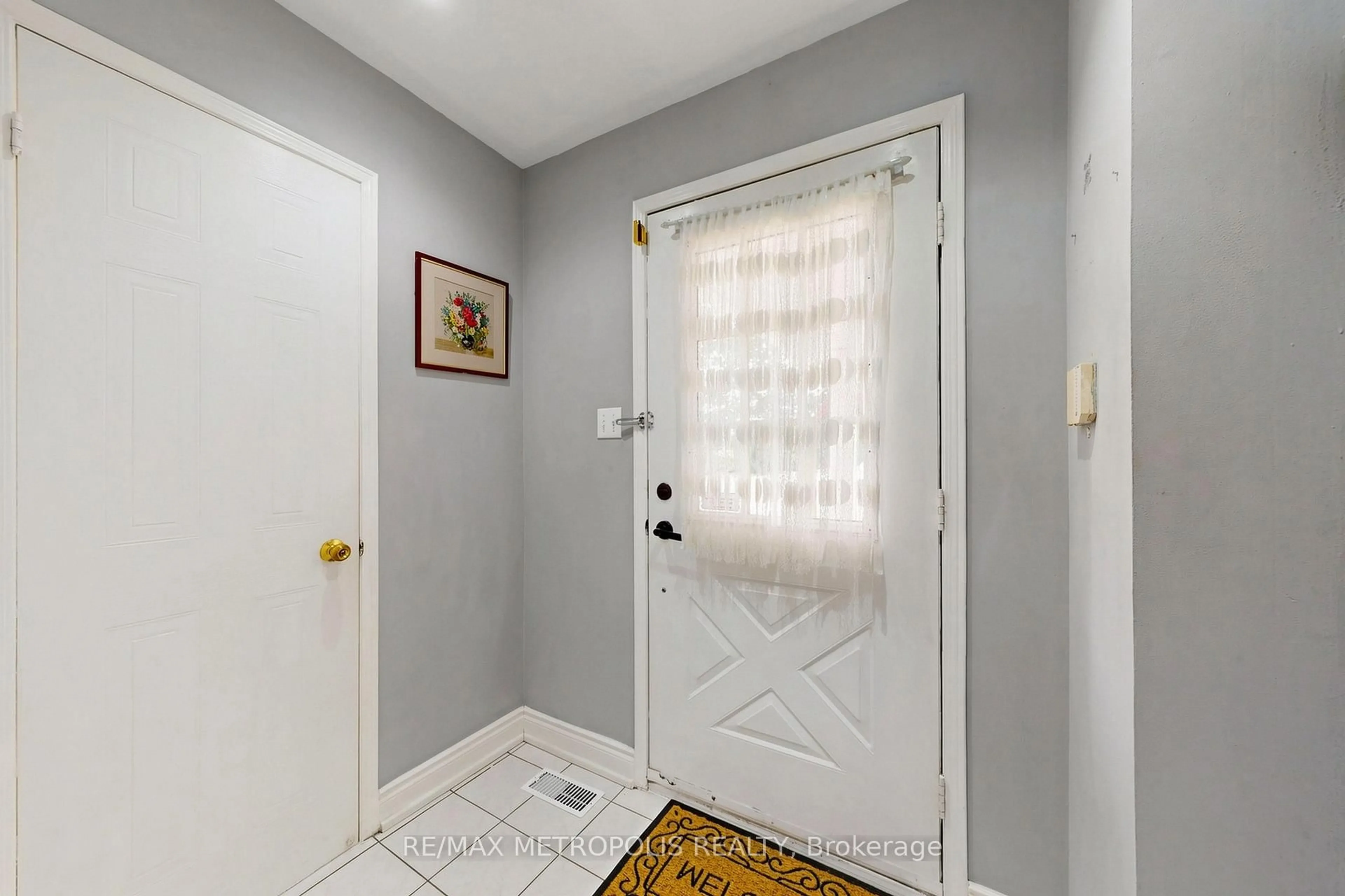 Indoor entryway for 62 Brisbane Crt, Brampton Ontario L6R 1V4