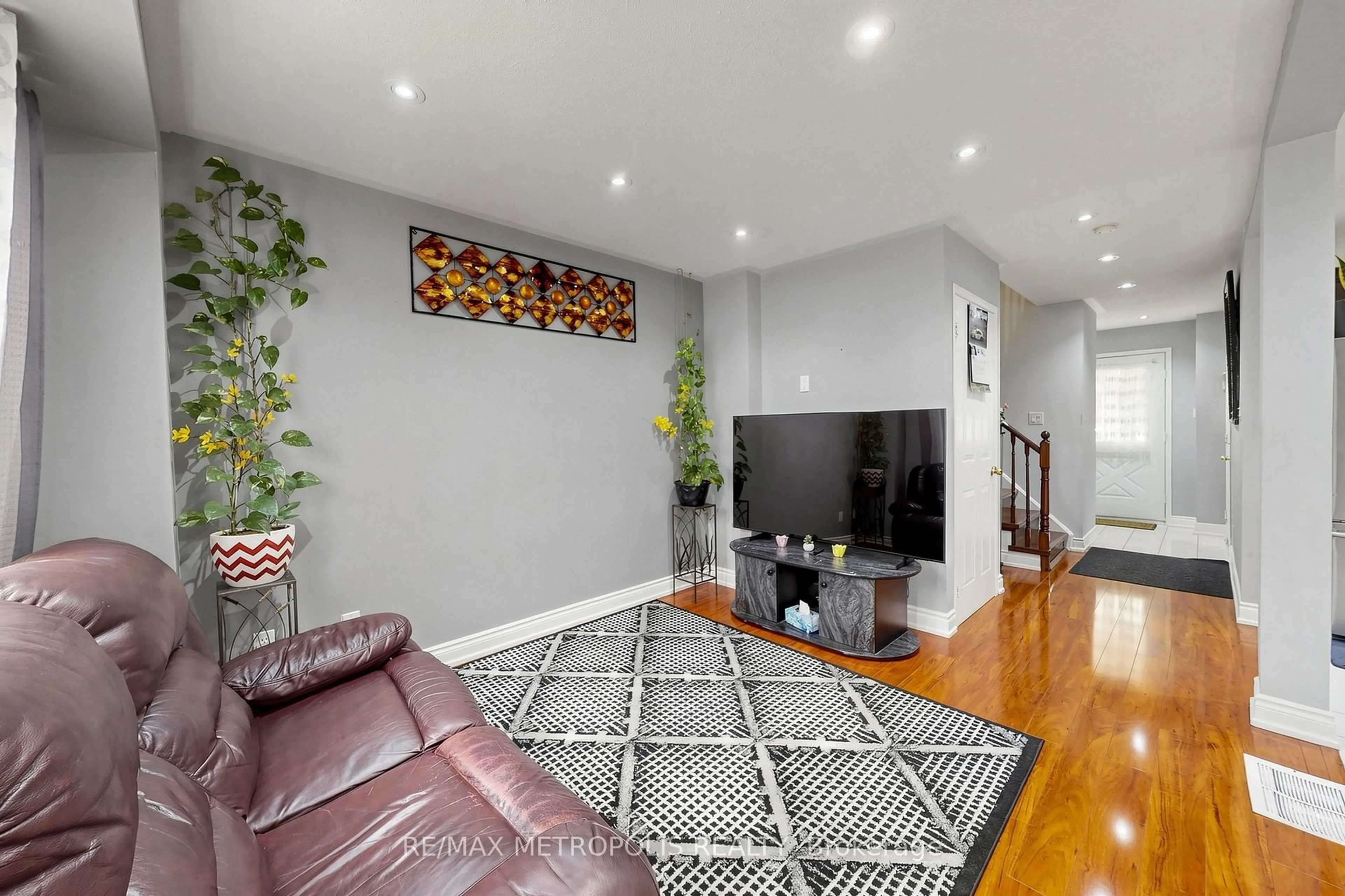Living room with furniture, unknown for 62 Brisbane Crt, Brampton Ontario L6R 1V4