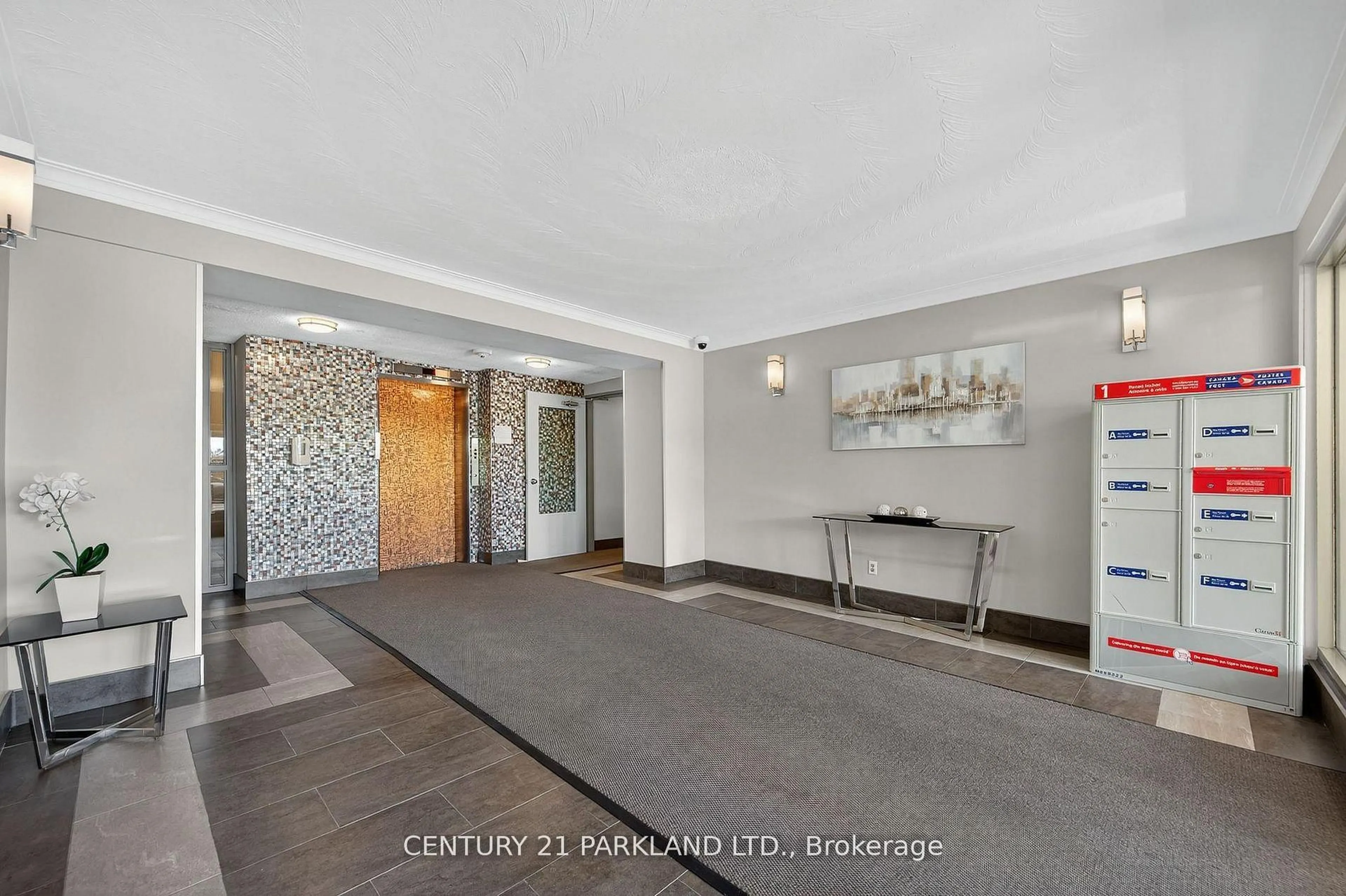 Indoor foyer for 2961 Dufferin St #202, Toronto Ontario M6B 3T2