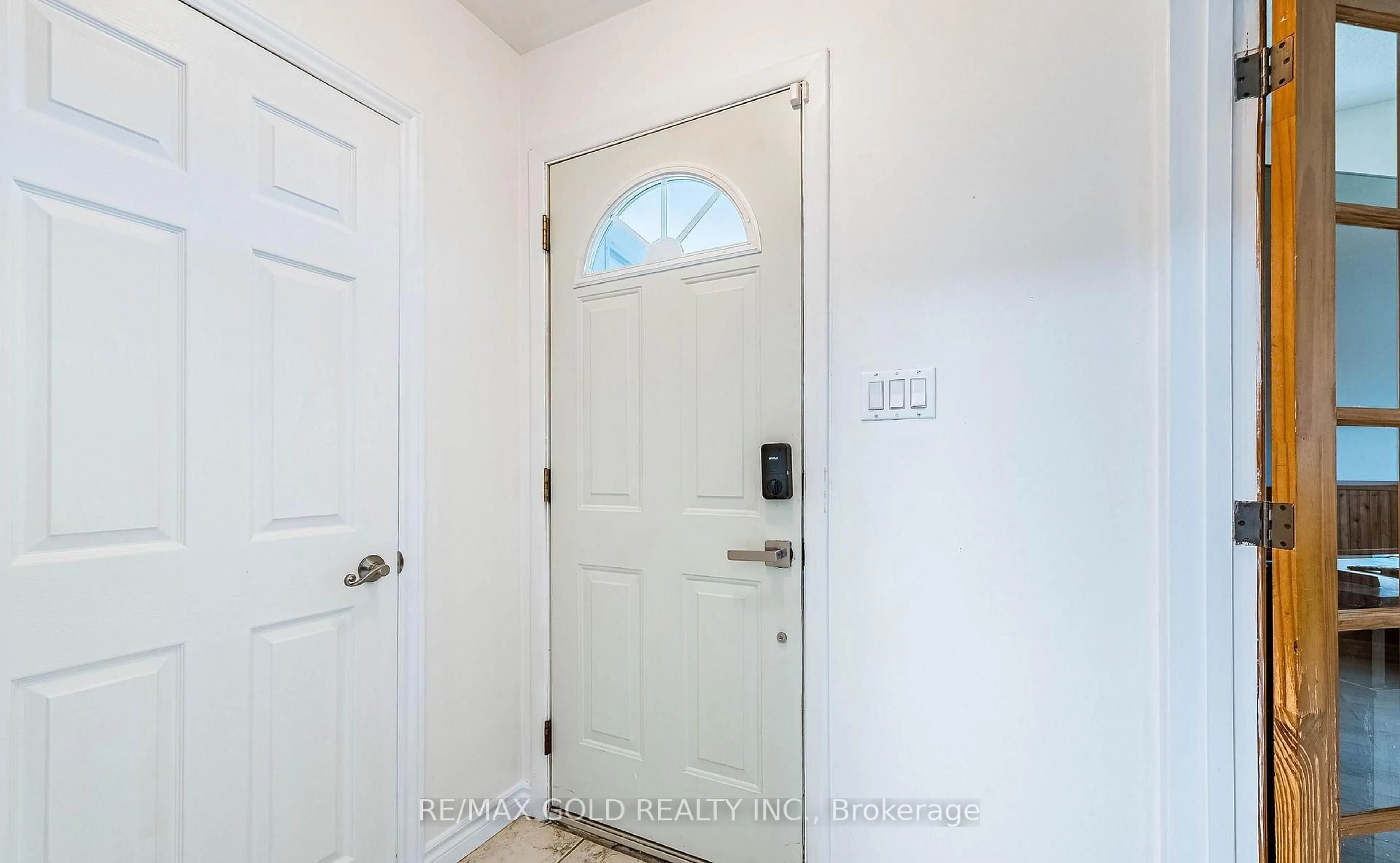 Indoor entryway for 52 Garfield Cres, Brampton Ontario L6V 1V8
