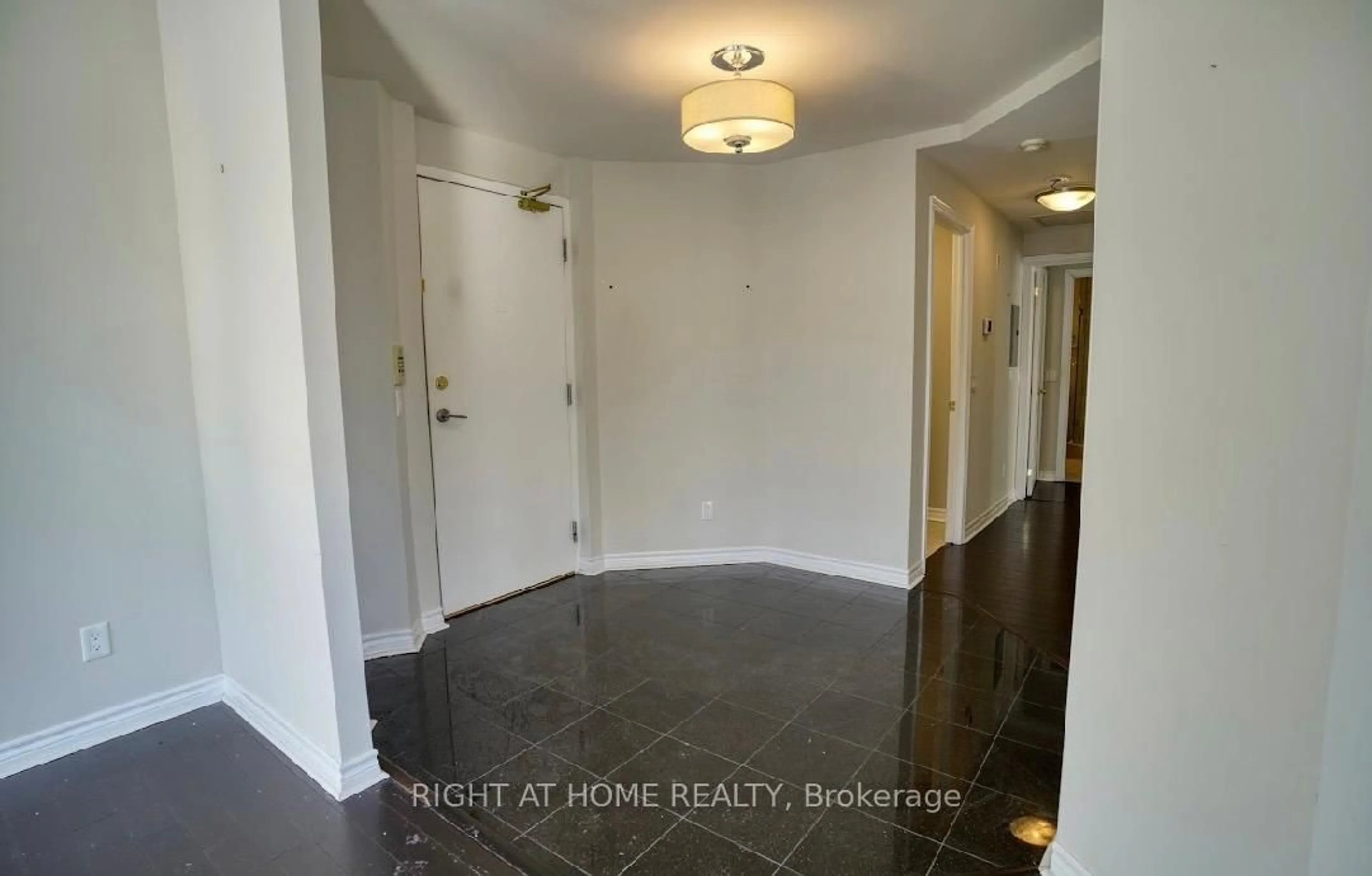 Indoor entryway for 483 FAITH Dr #410, Mississauga Ontario L5R 0A1