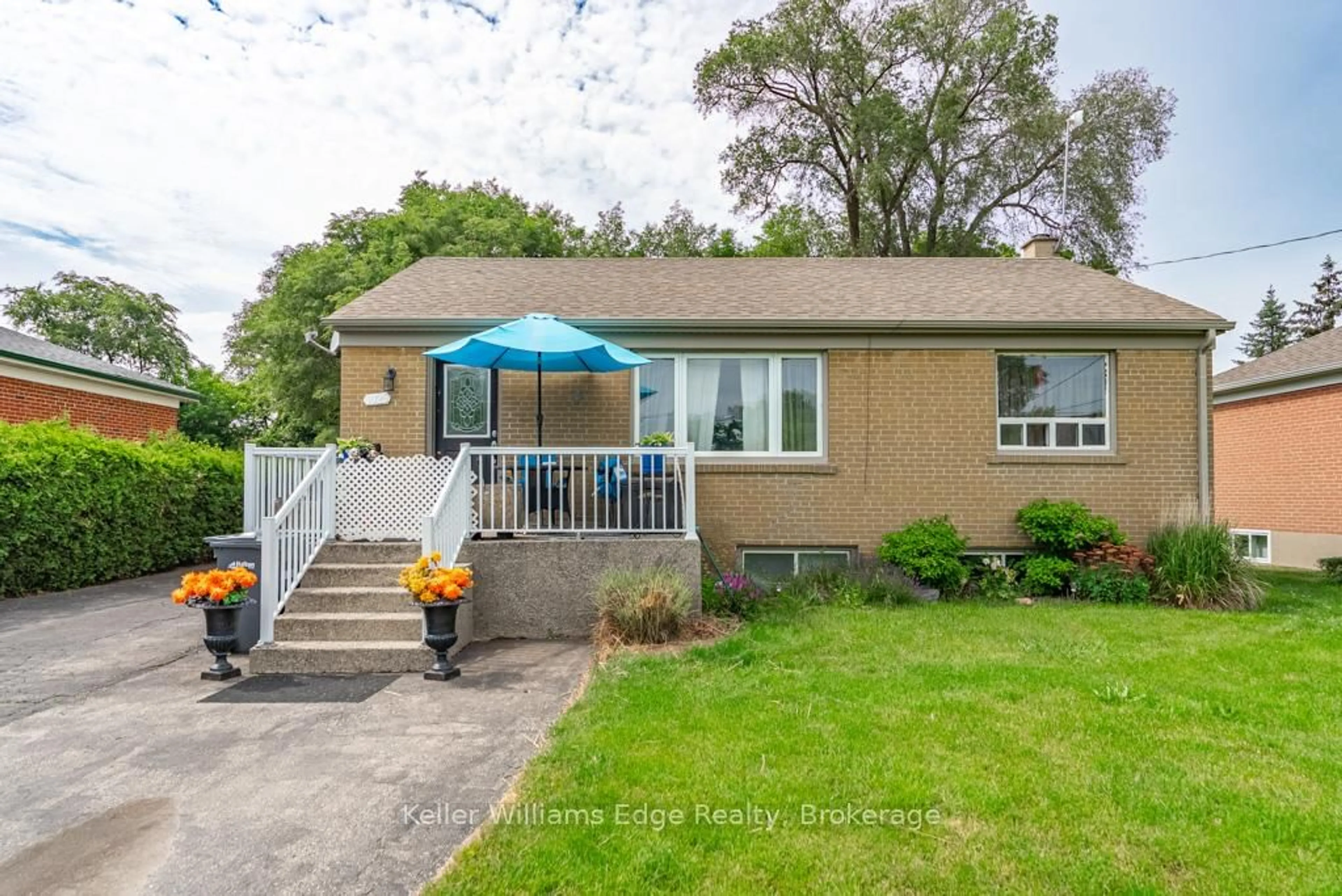 Home with vinyl exterior material, street for 1025 Pinegrove Rd, Oakville Ontario L6L 2W3