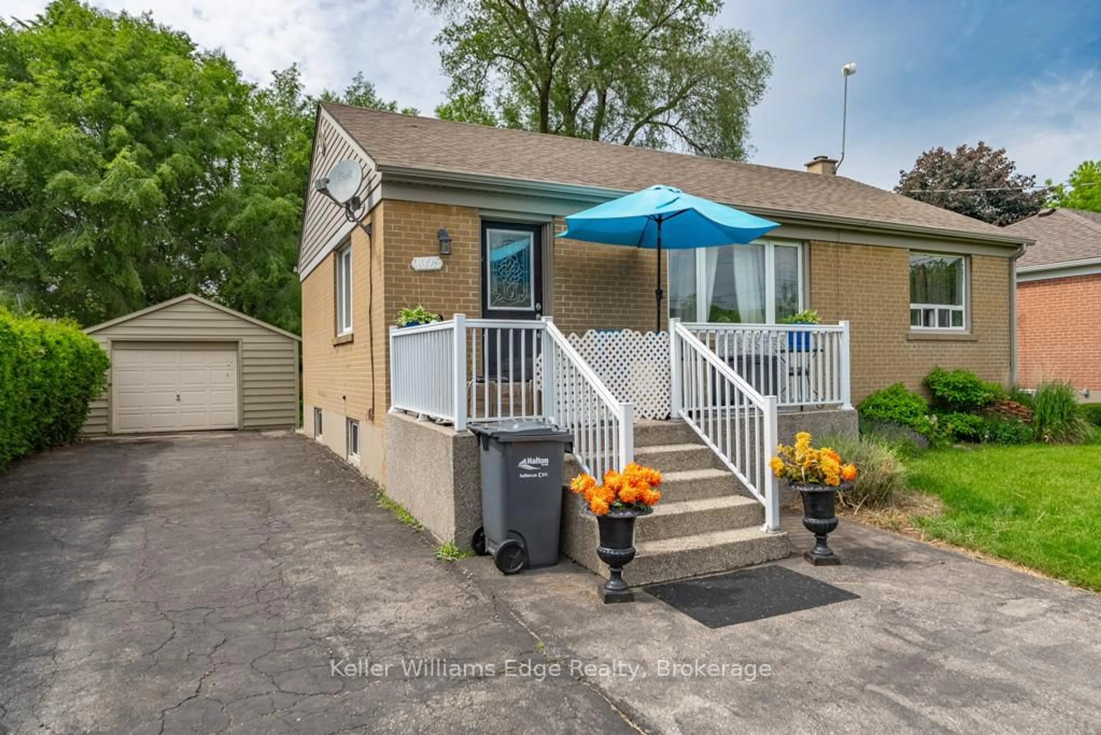 Patio, street for 1025 Pinegrove Rd, Oakville Ontario L6L 2W3