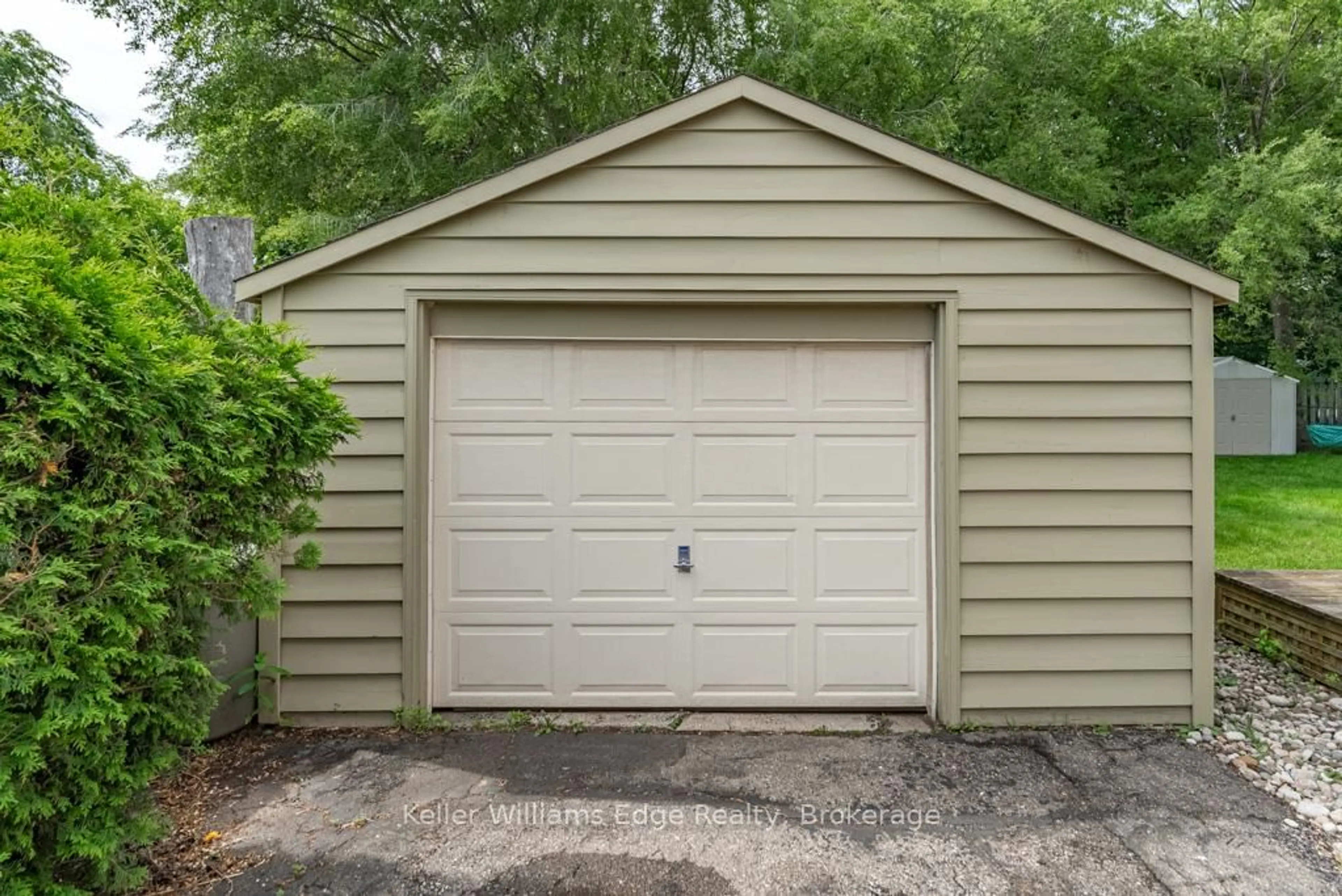 Indoor garage for 1025 Pinegrove Rd, Oakville Ontario L6L 2W3