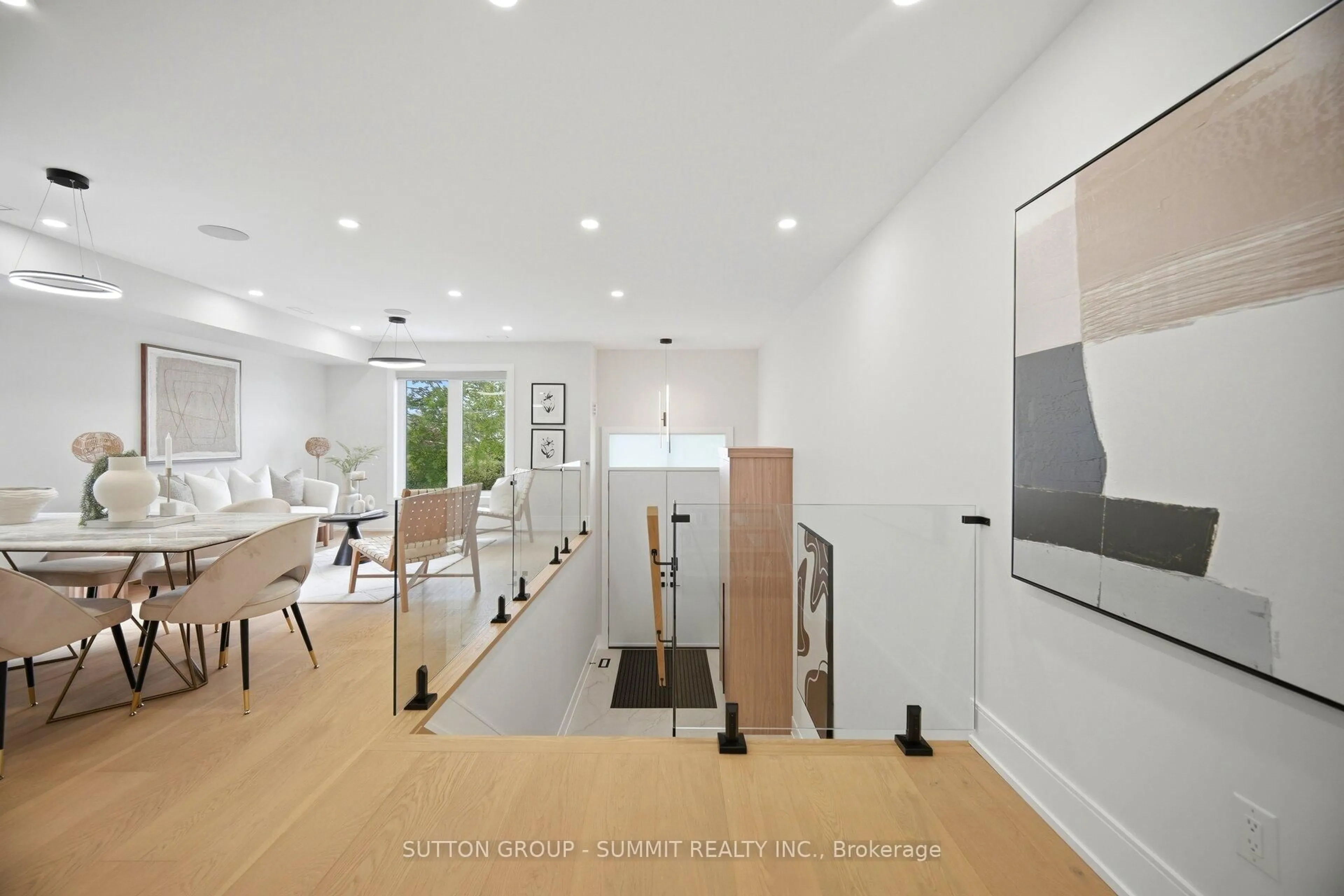 Indoor foyer for 1230 Alexandra Ave, Mississauga Ontario L5E 2A5