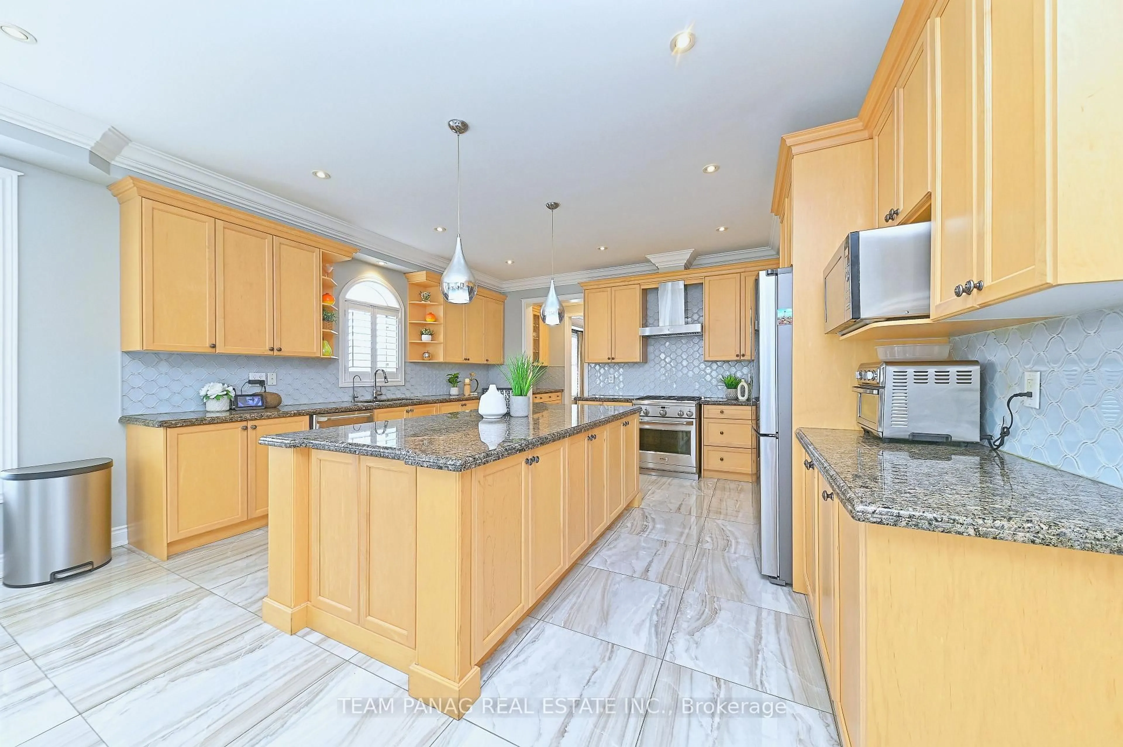 Open concept kitchen, unknown for 1 Islington Dr, Brampton Ontario L6P 3A6
