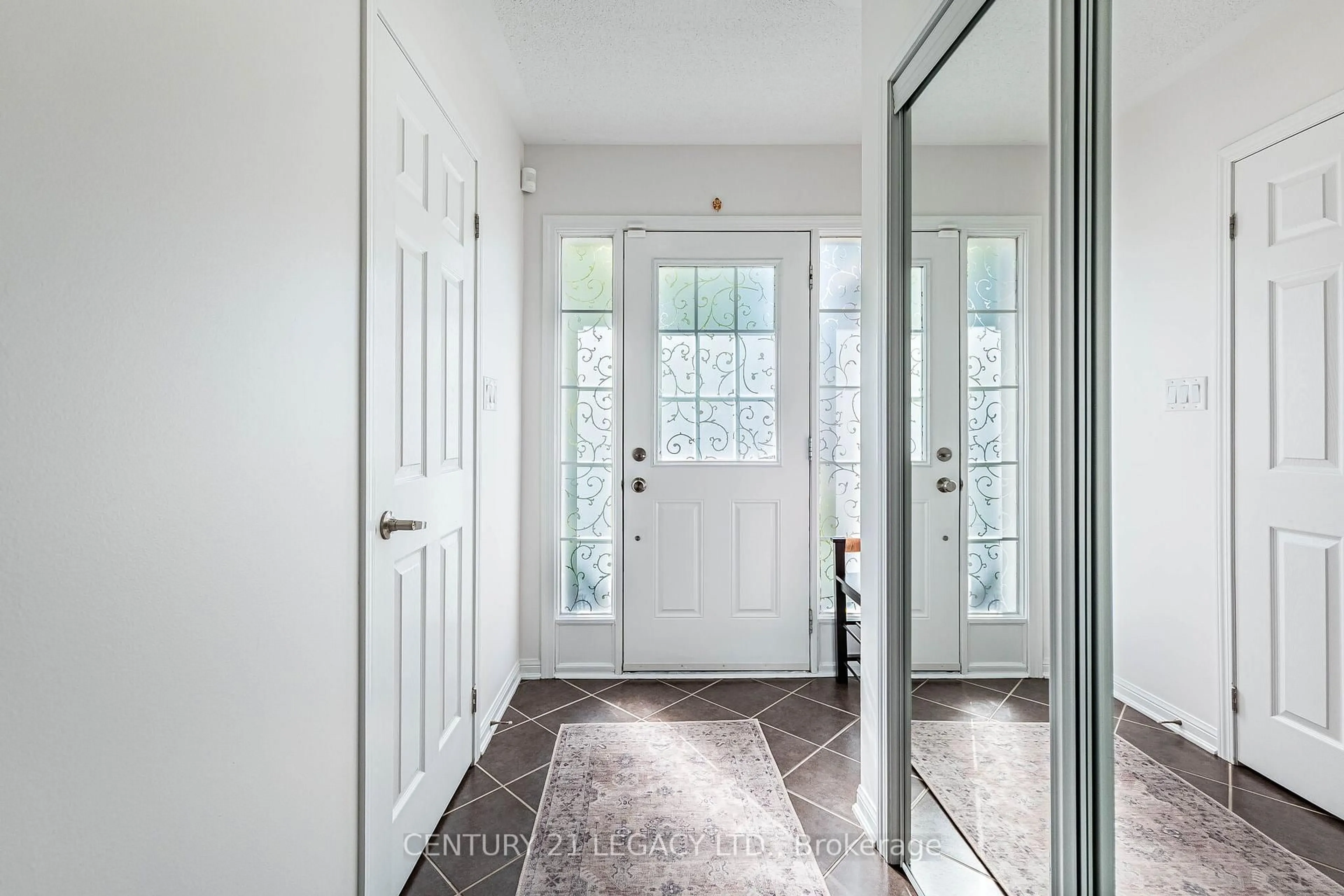 Indoor entryway for 579 Speyer Circ, Milton Ontario L9T 0Y1