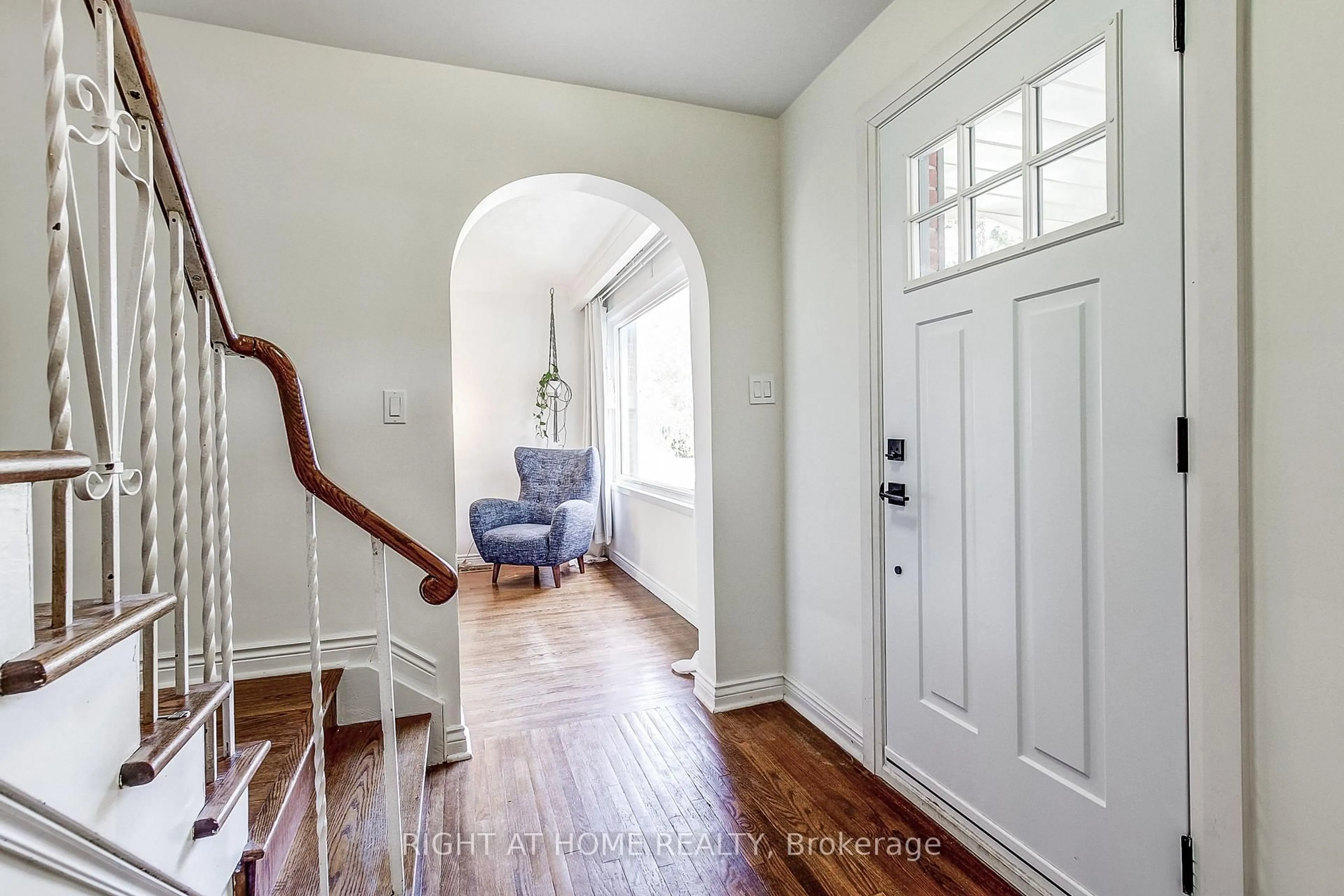 Indoor entryway for 75 Ridge Dr, Oakville Ontario L6H 1B7