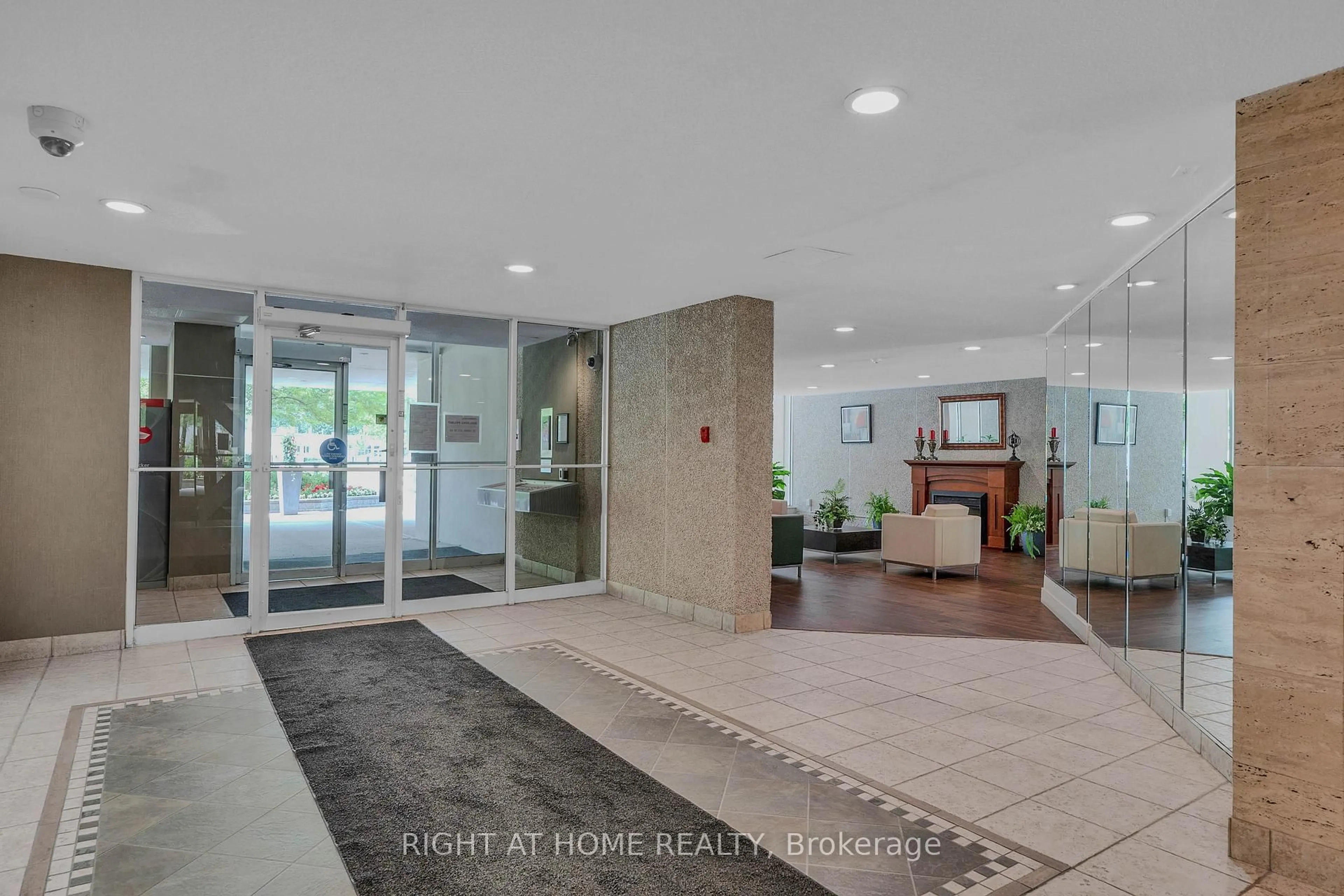 Indoor foyer for 812 Burnhamthorpe Rd #609, Toronto Ontario M9C 4W1