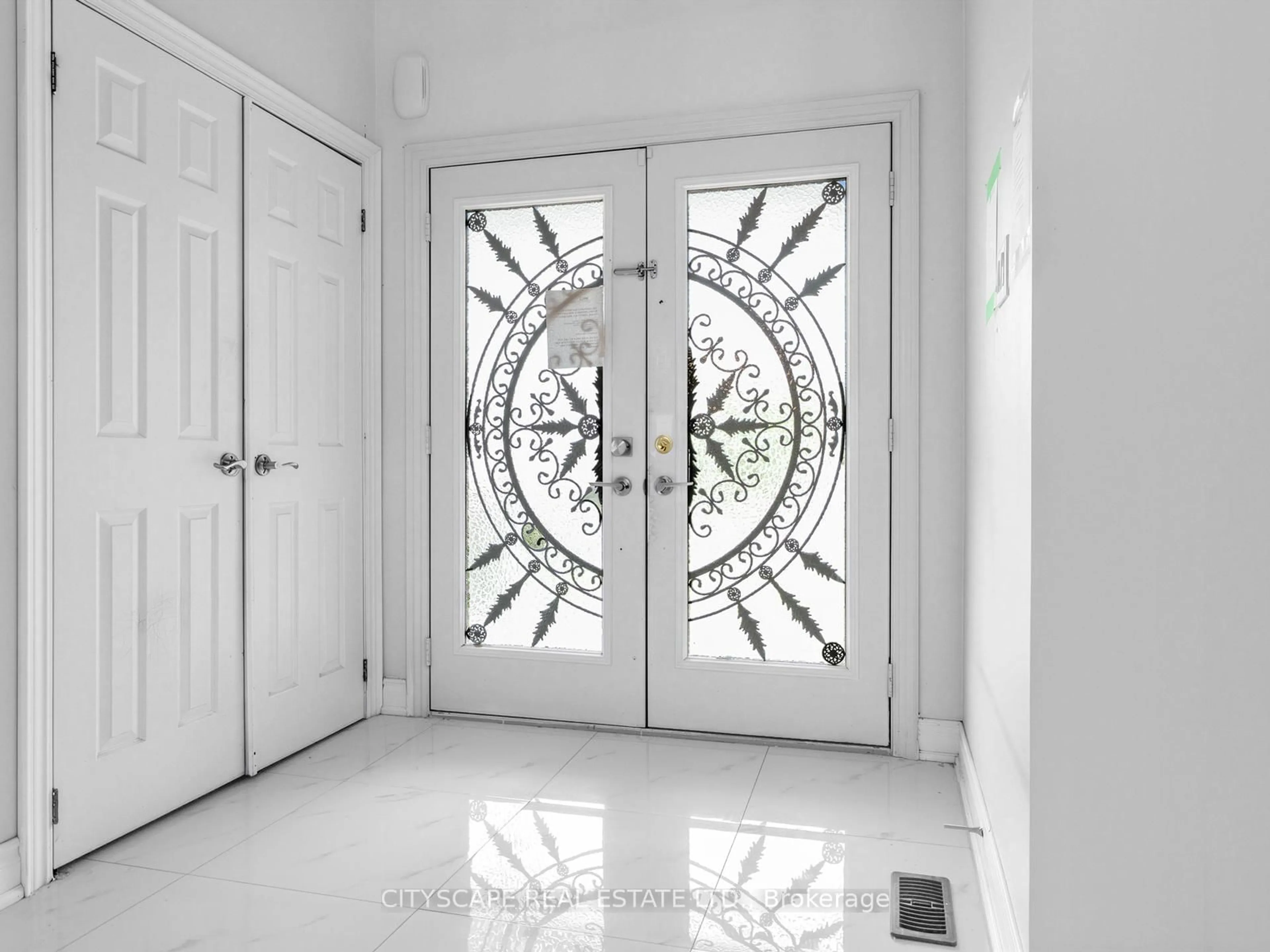 Indoor entryway for 24 Roundstone Dr, Brampton Ontario L6X 0K7