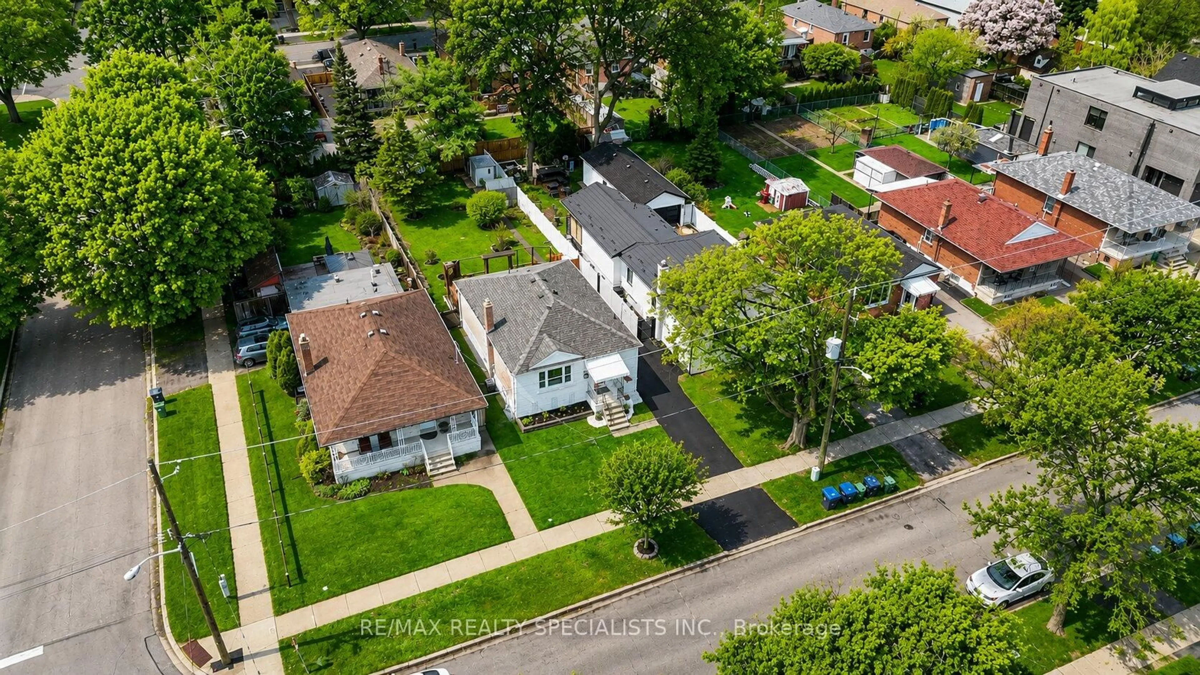 A pic from outside/outdoor area/front of a property/back of a property/a pic from drone, street for 226 Thirtieth St, Toronto Ontario M8W 3E1