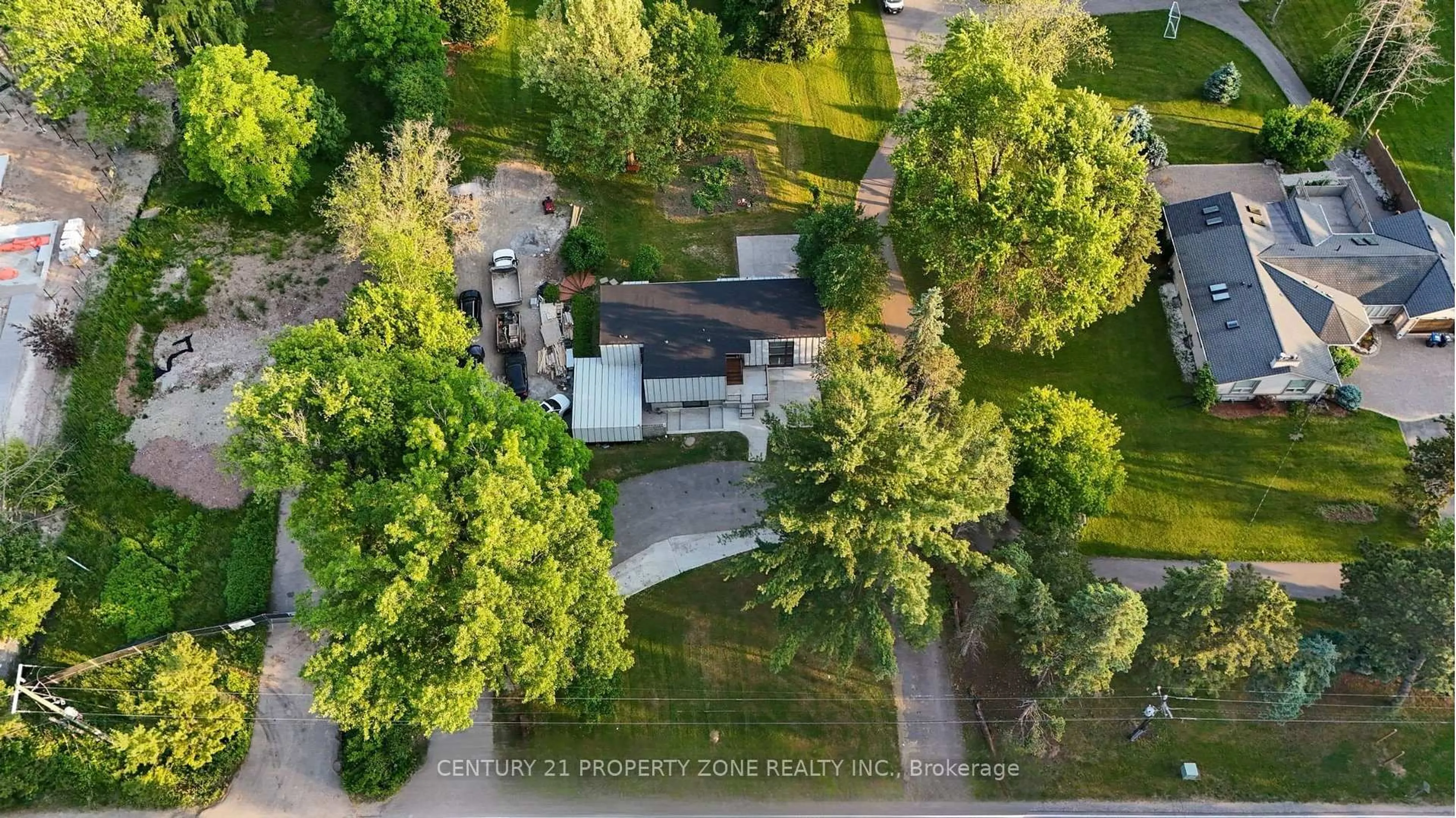 A pic from outside/outdoor area/front of a property/back of a property/a pic from drone, street for 8420 Creditview Rd, Brampton Ontario L6Y 0G3