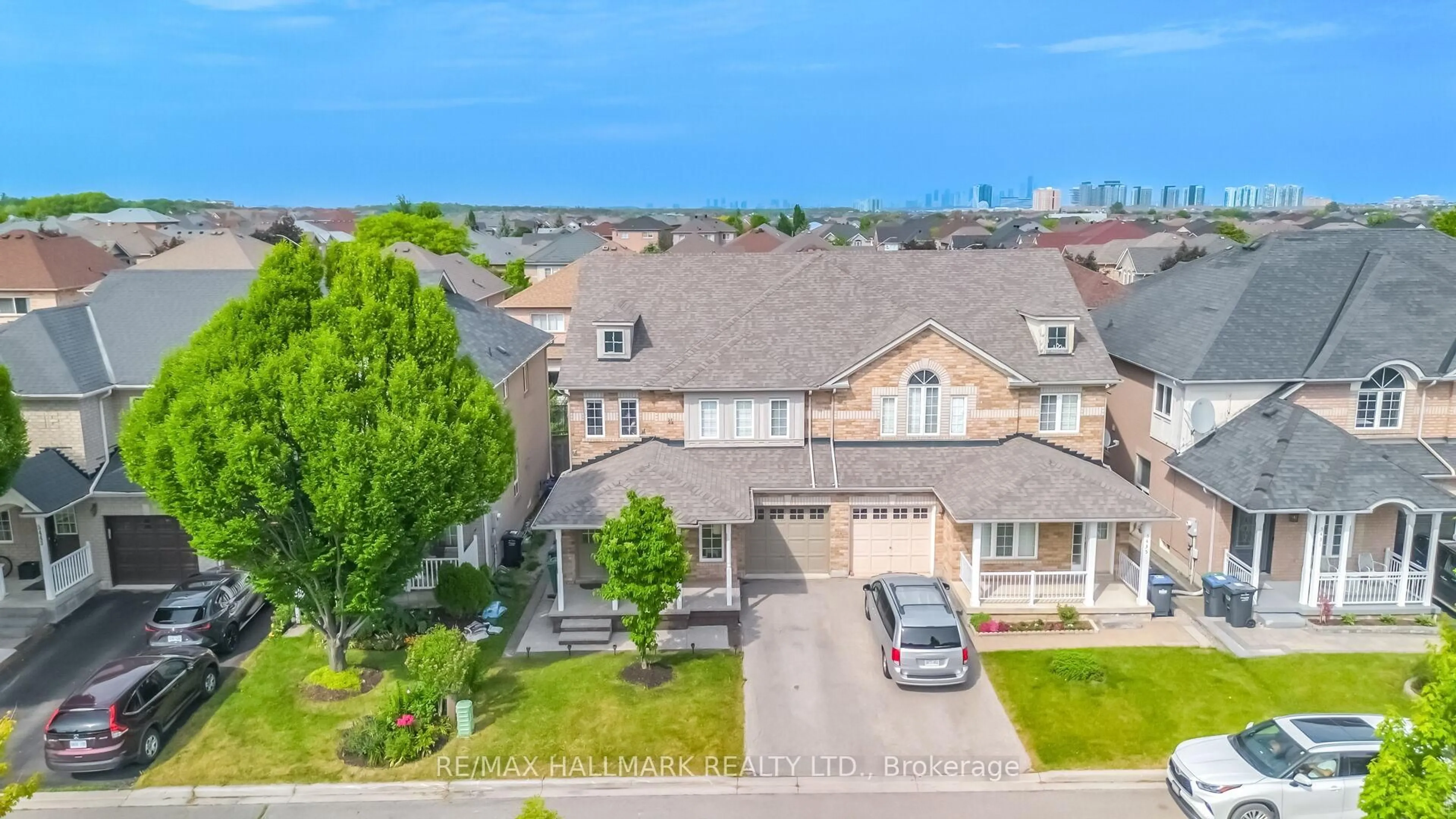A pic from outside/outdoor area/front of a property/back of a property/a pic from drone, street for 5437 Rochelle Way, Mississauga Ontario L5M 6N4