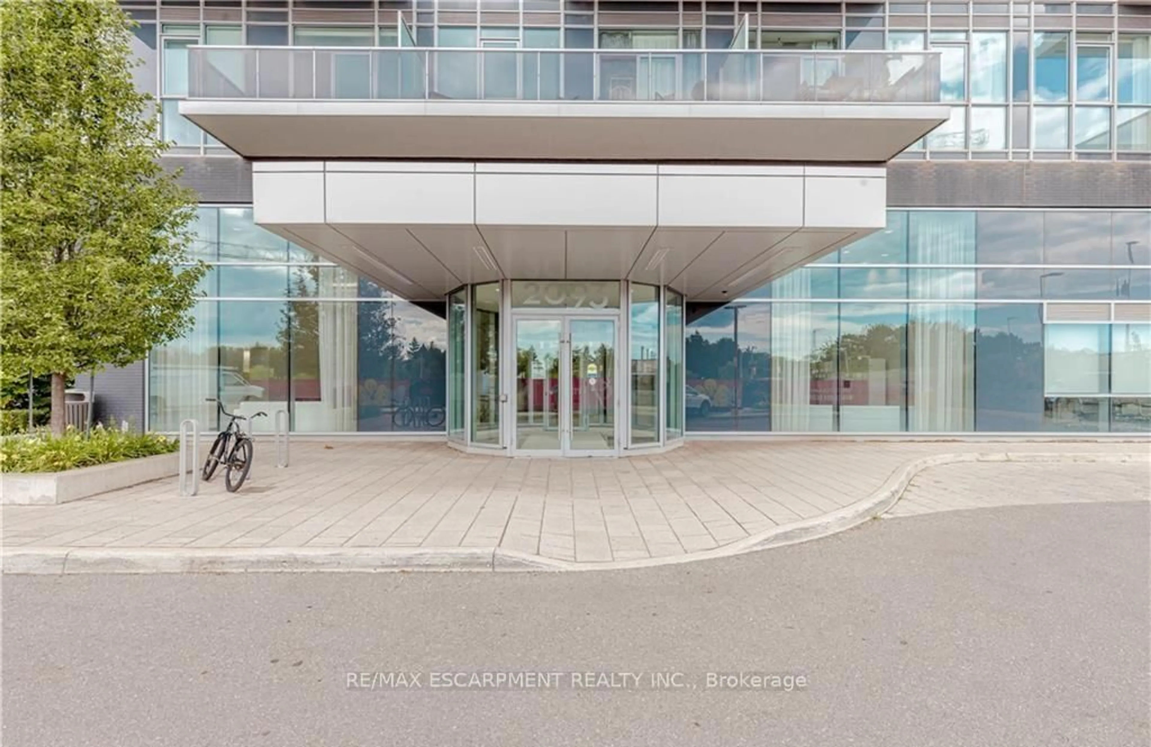 Indoor foyer for 2093 Fairview St #611, Burlington Ontario L7R 0E6