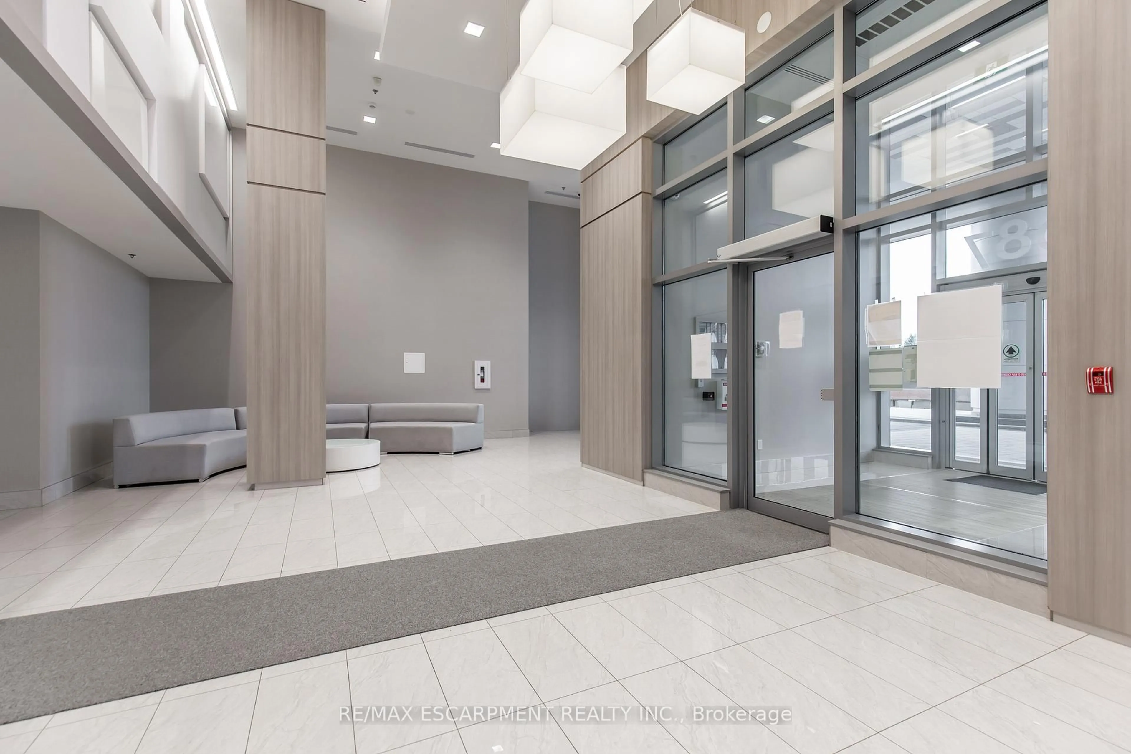 Indoor foyer for 2093 Fairview St #611, Burlington Ontario L7R 0E6