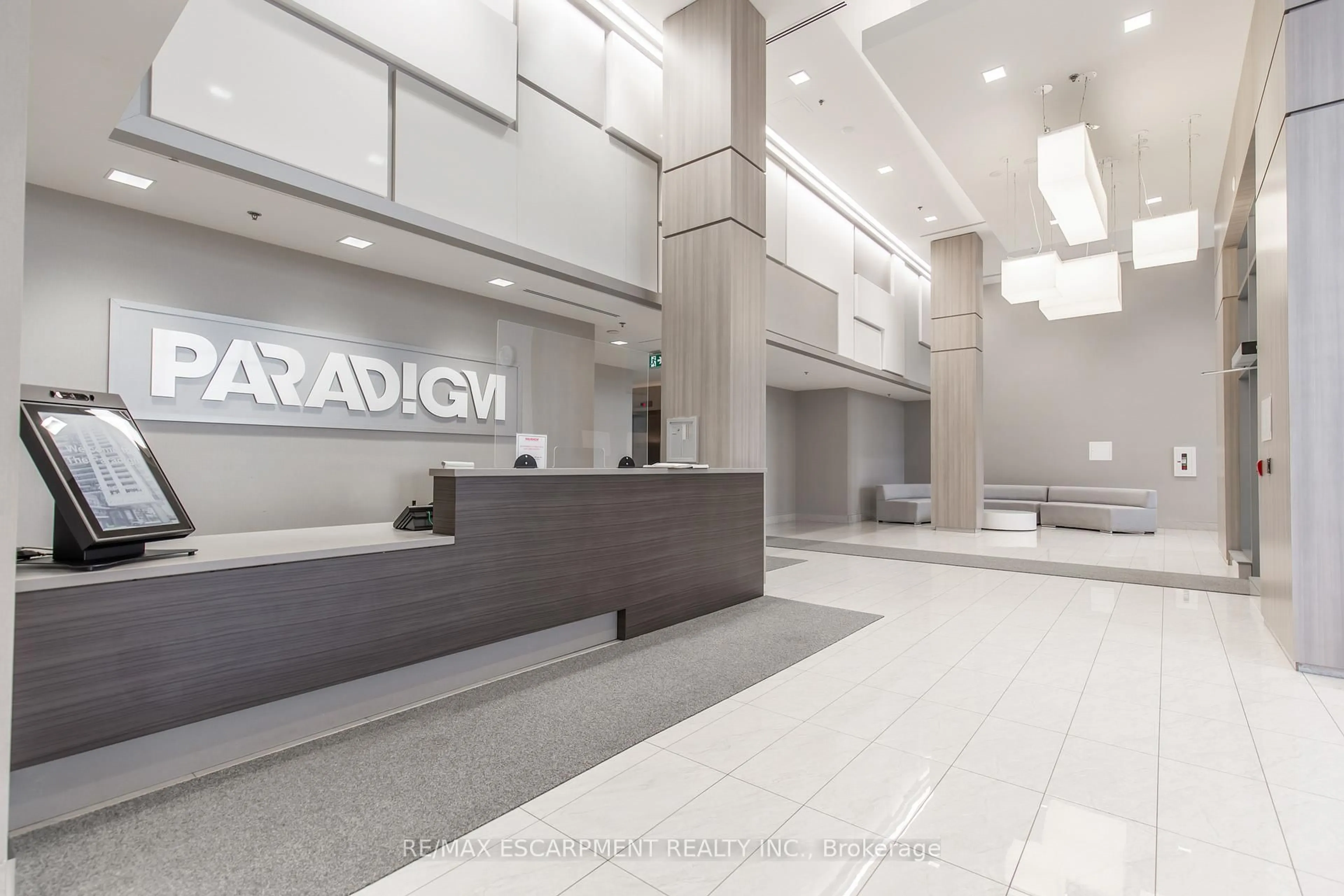Indoor foyer for 2093 Fairview St #611, Burlington Ontario L7R 0E6