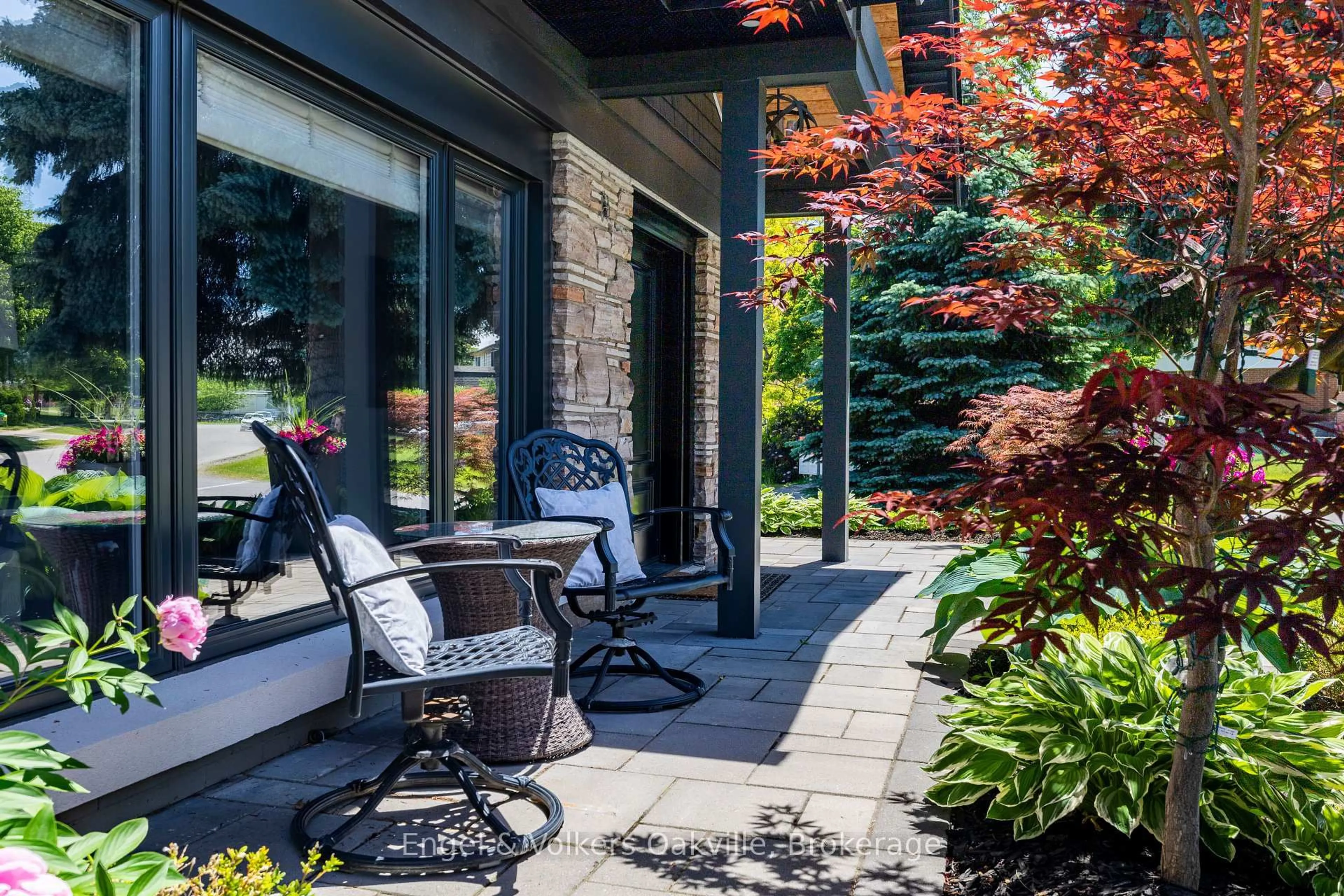 Patio, street for 1188 Grange Rd, Oakville Ontario L6H 1P7