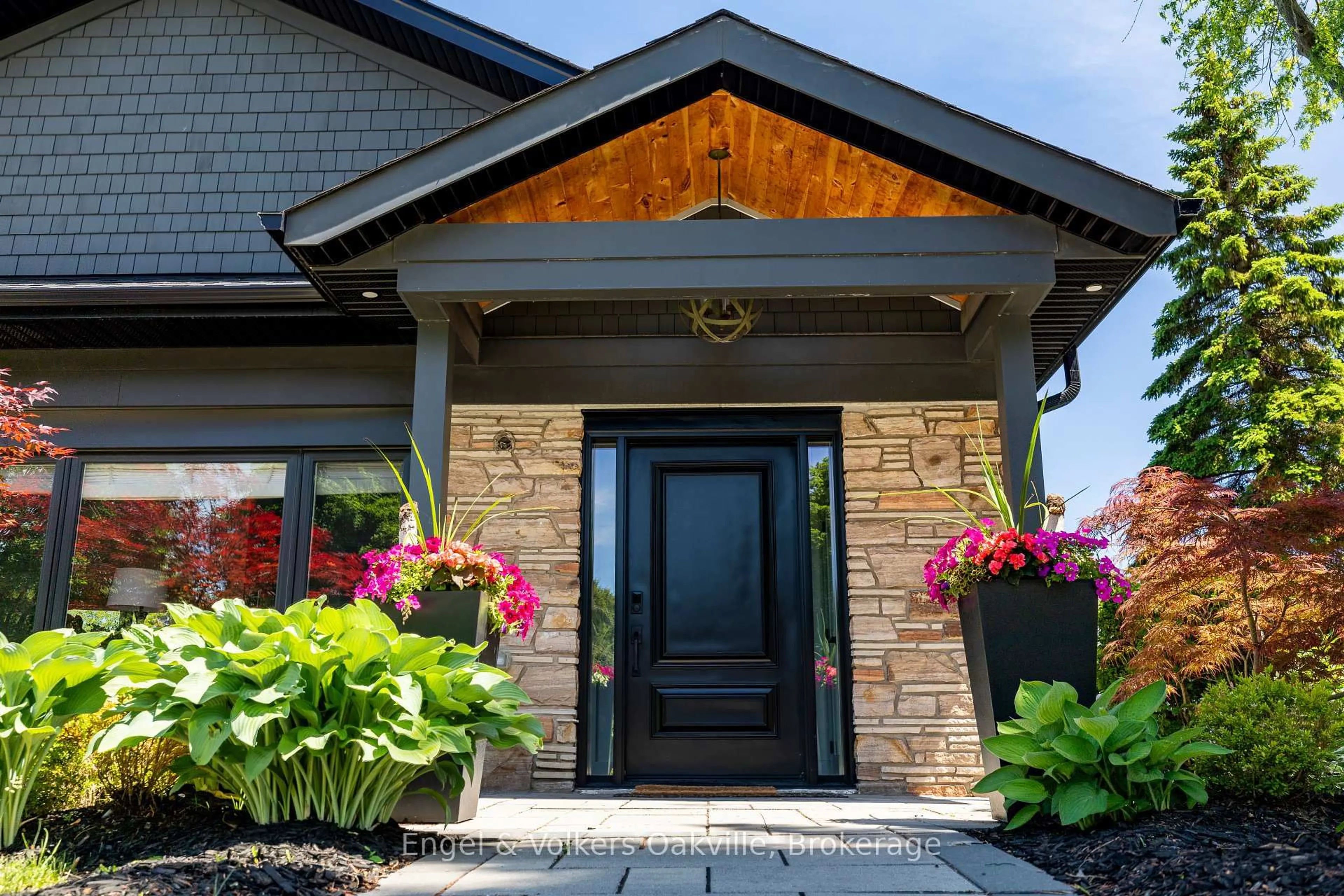 Indoor entryway for 1188 Grange Rd, Oakville Ontario L6H 1P7