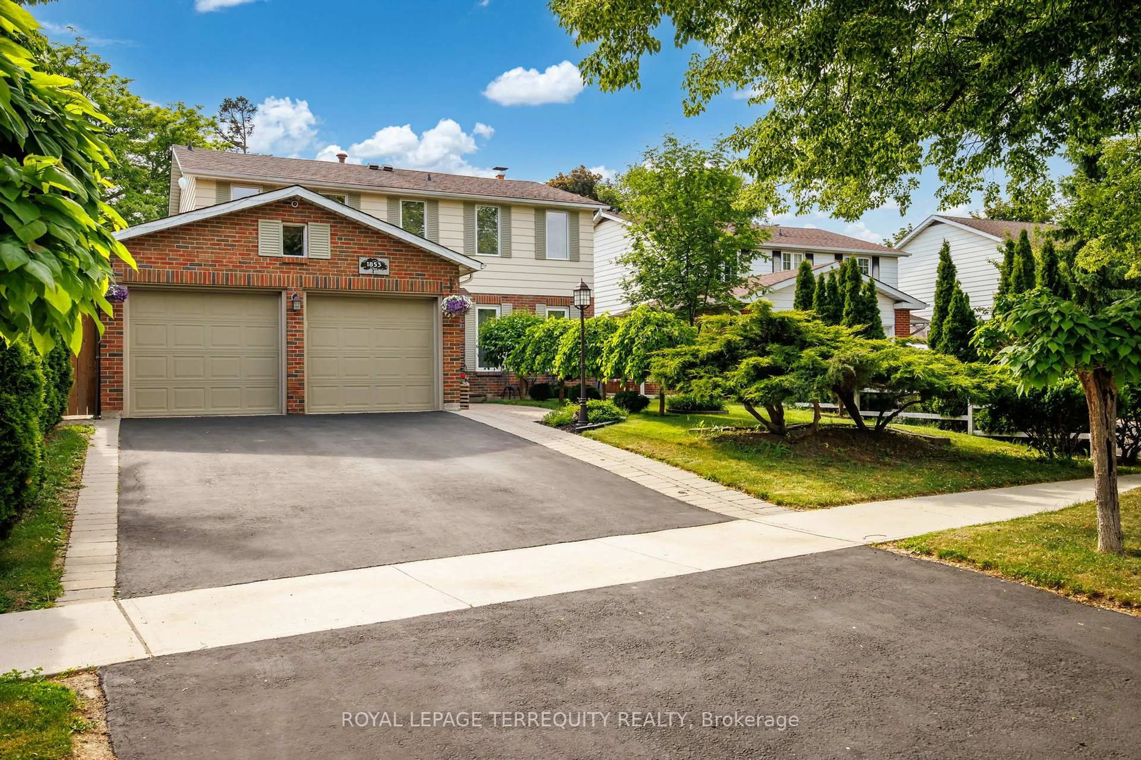 A pic from outside/outdoor area/front of a property/back of a property/a pic from drone, street for 1853 Briarcrook Cres, Mississauga Ontario L4X 1X3