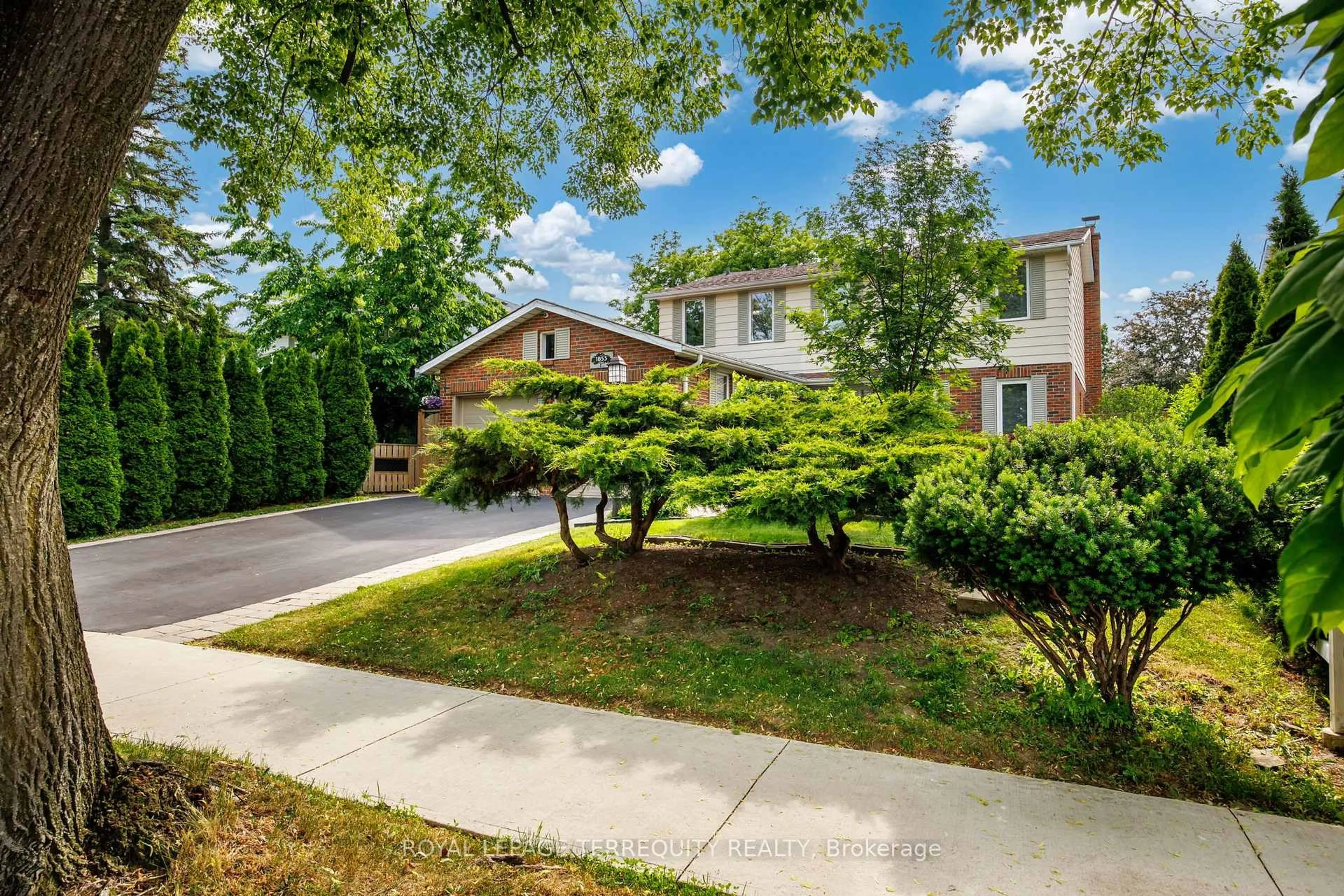 A pic from outside/outdoor area/front of a property/back of a property/a pic from drone, street for 1853 Briarcrook Cres, Mississauga Ontario L4X 1X3