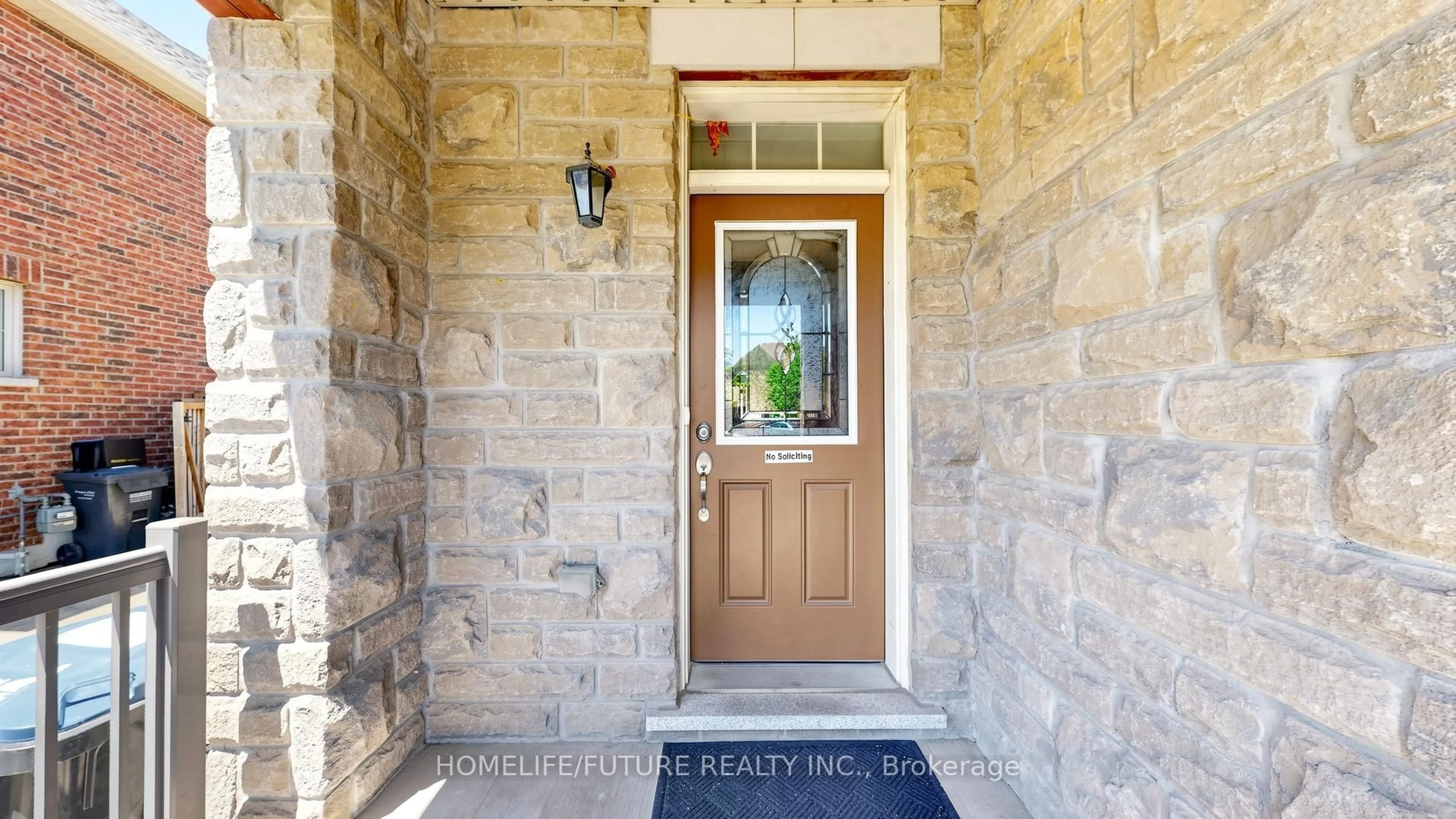 Indoor entryway for 32 Caliper Rd, Brampton Ontario L6P 3R2