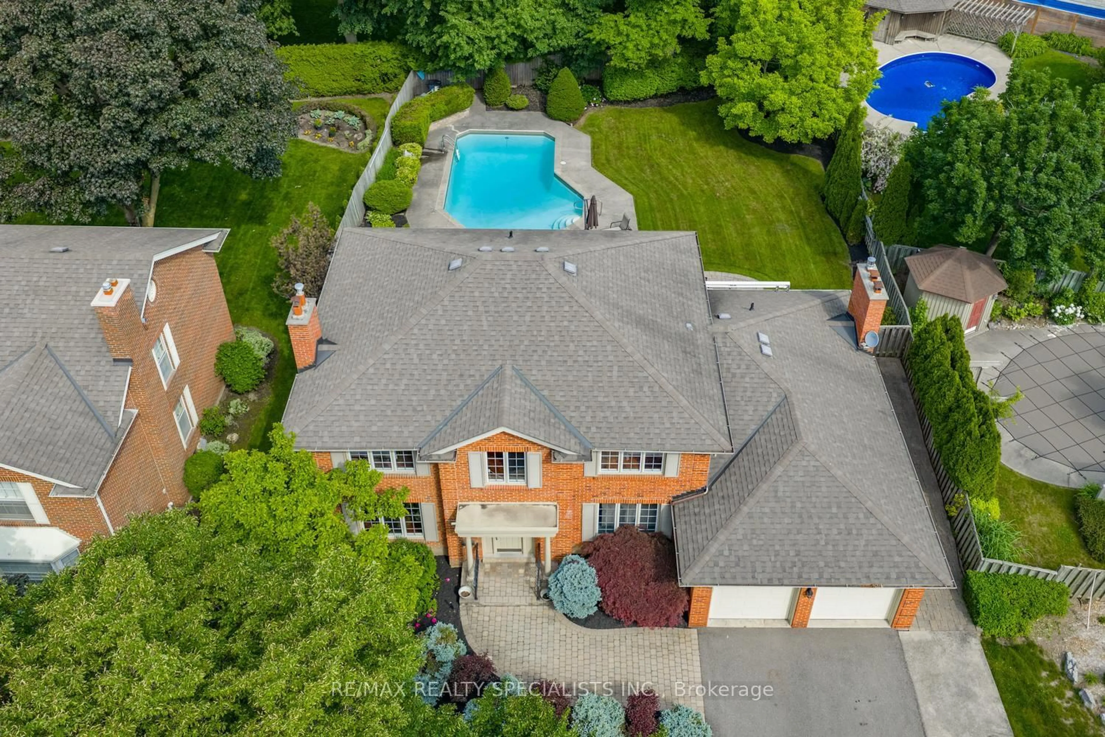 A pic from outside/outdoor area/front of a property/back of a property/a pic from drone, unknown for 2240 Prince John Blvd, Mississauga Ontario L5K 2E9
