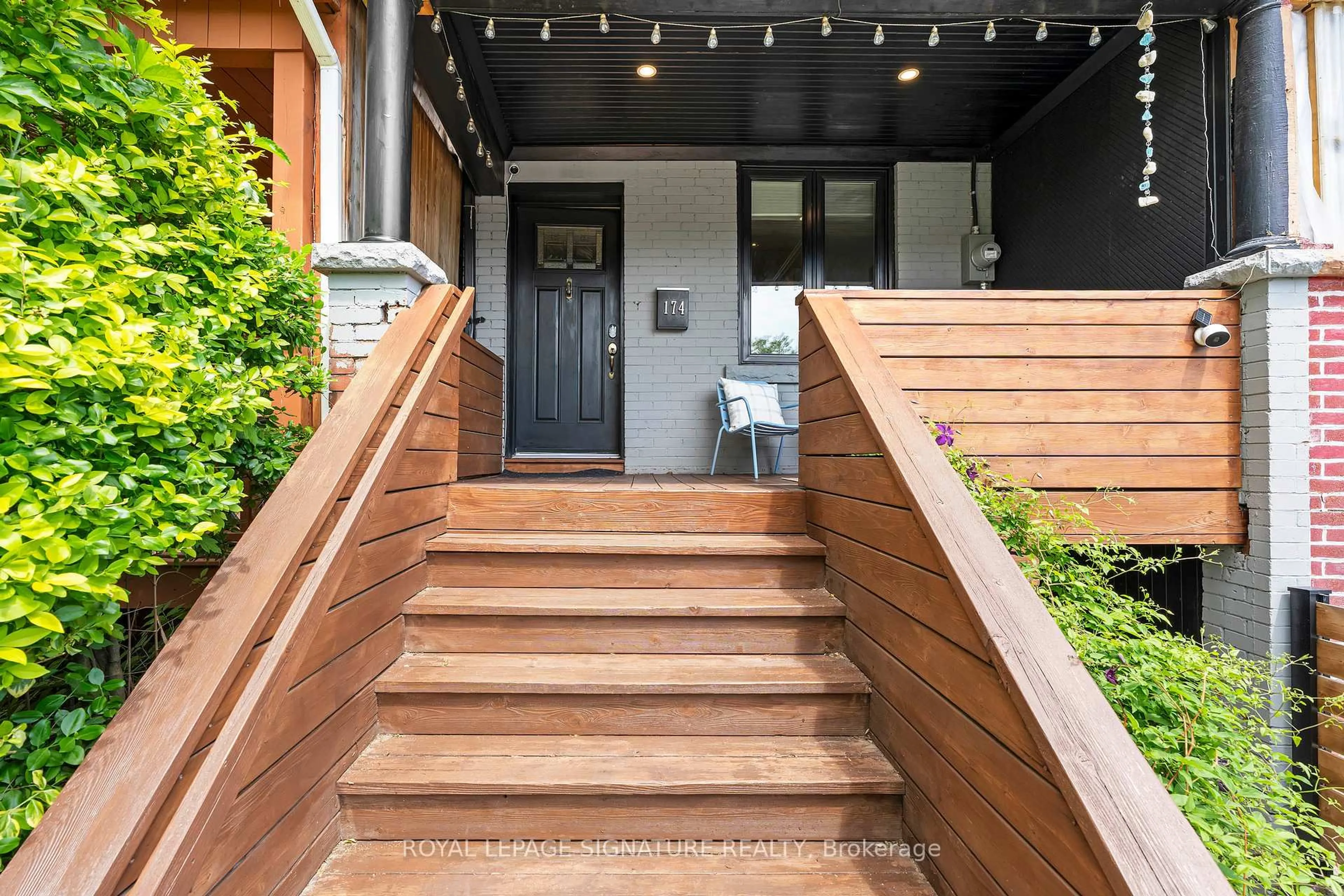 Indoor entryway for 174 Yarmouth Rd, Toronto Ontario M6G 1X4