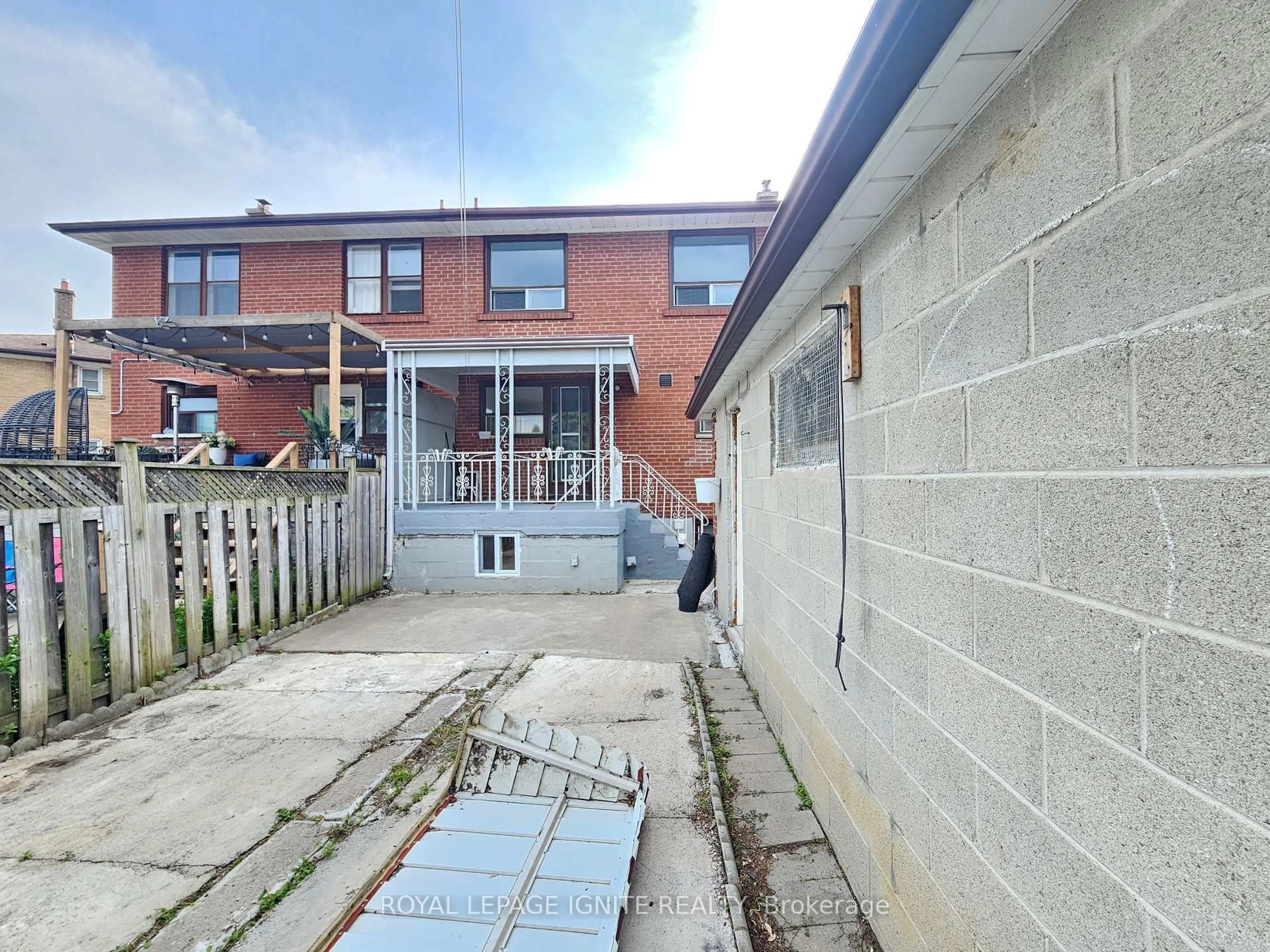 A pic from outside/outdoor area/front of a property/back of a property/a pic from drone, street for 75 Pamille Pl, Toronto Ontario M6M 3B1