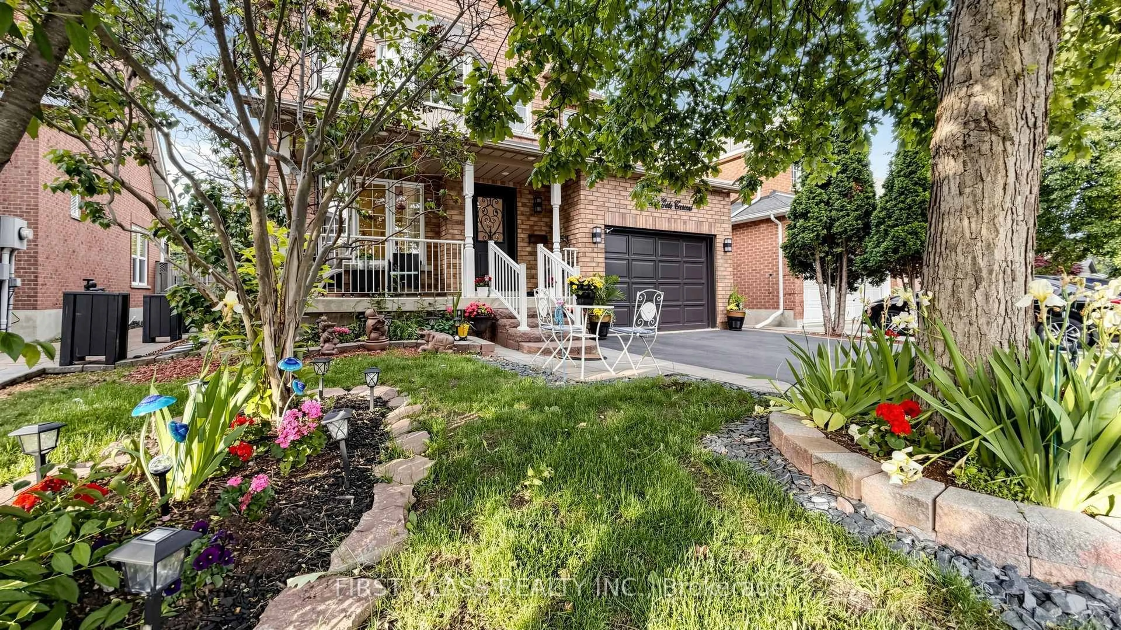 Home with brick exterior material, street for 2407 East Gate Cres, Oakville Ontario L6H 6L1