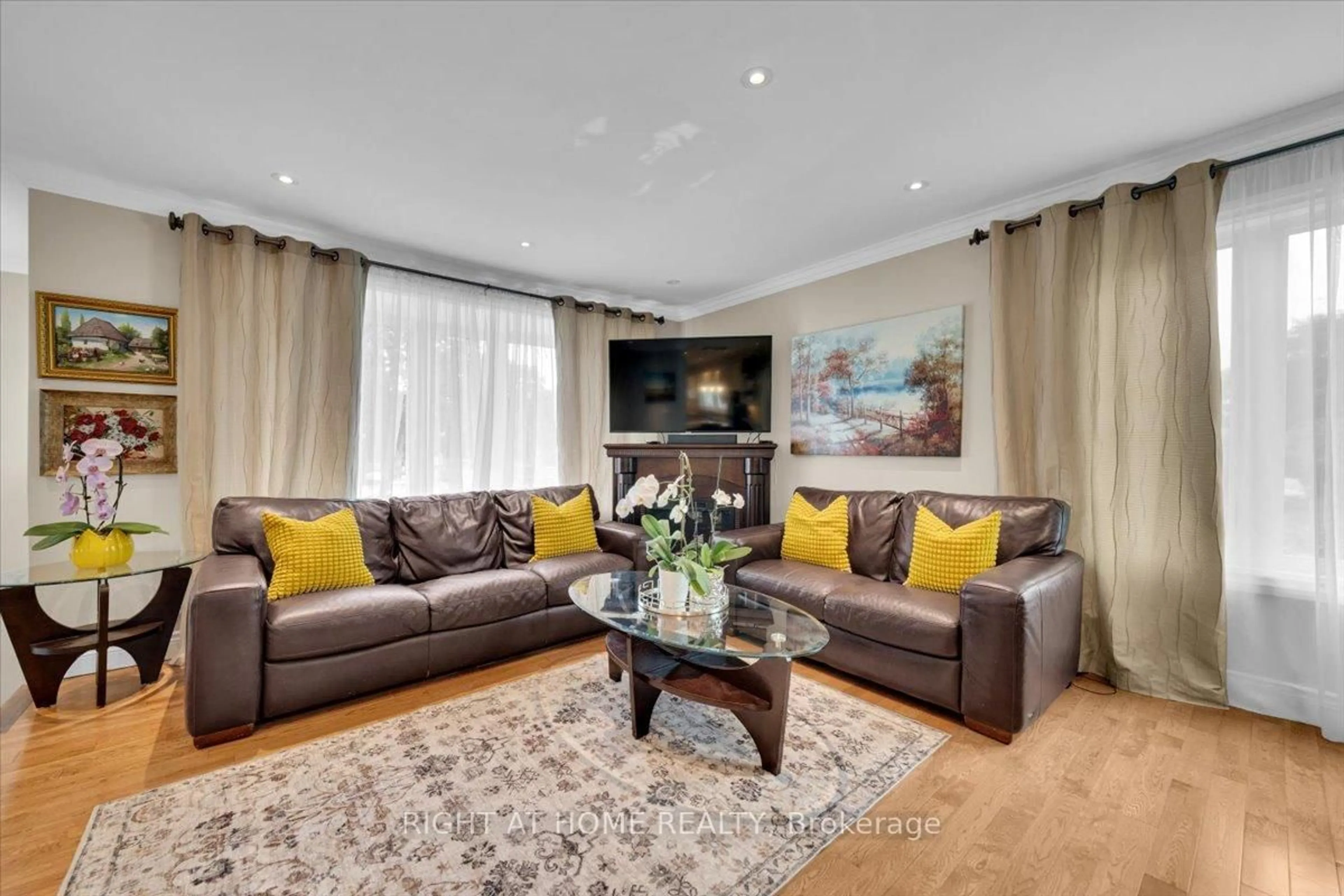 Living room with furniture, unknown for 21 Warbeck Pl, Toronto Ontario M9R 3C2