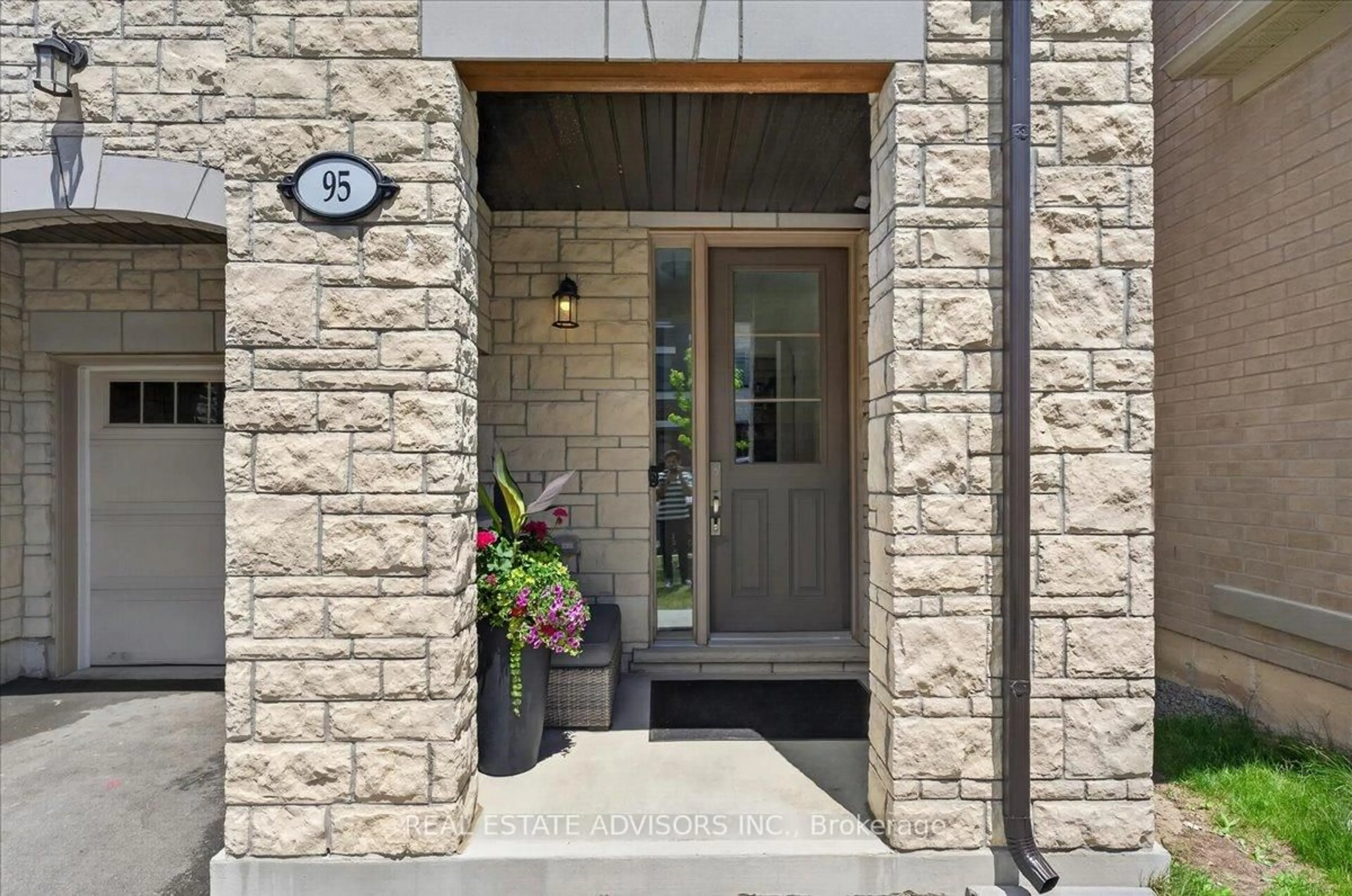 Indoor entryway for 95 Halliford Pl, Brampton Ontario L6P 4N6