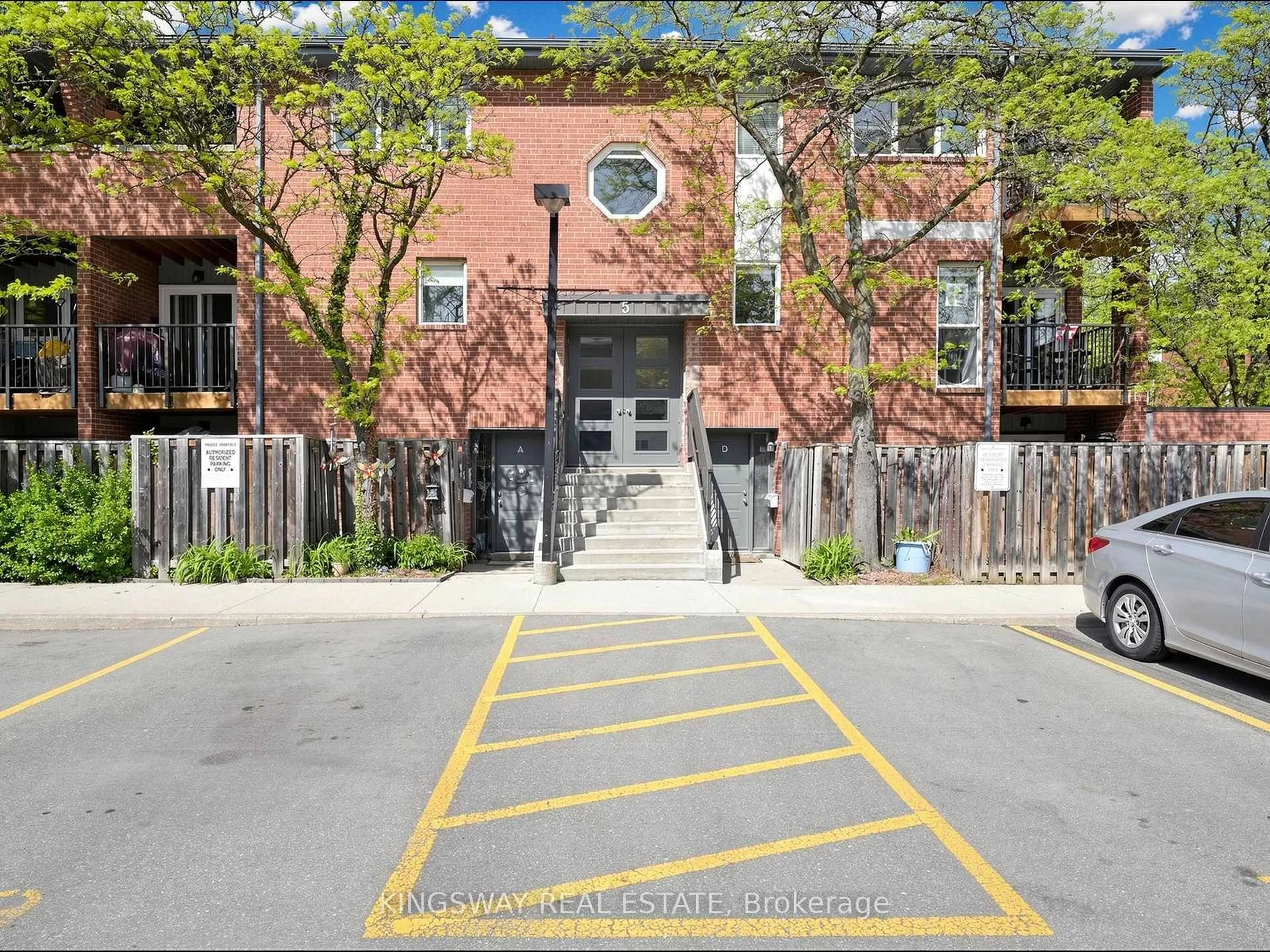 Indoor foyer for 2866 Battleford Rd #5F, Mississauga Ontario L5N 3L3