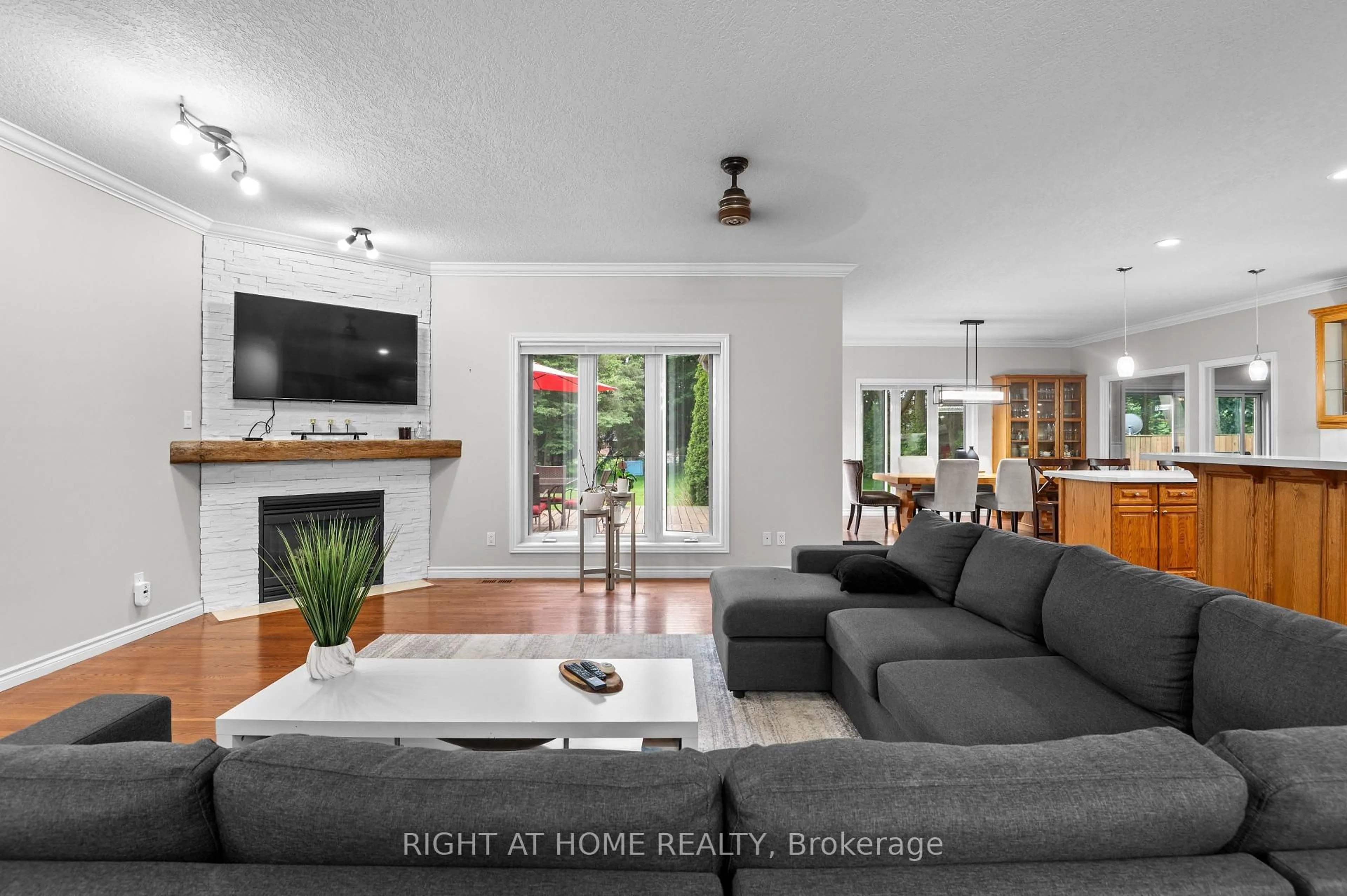 Living room with furniture, unknown for 17 Alanavale Rd, Caledon Ontario L7K 0T1