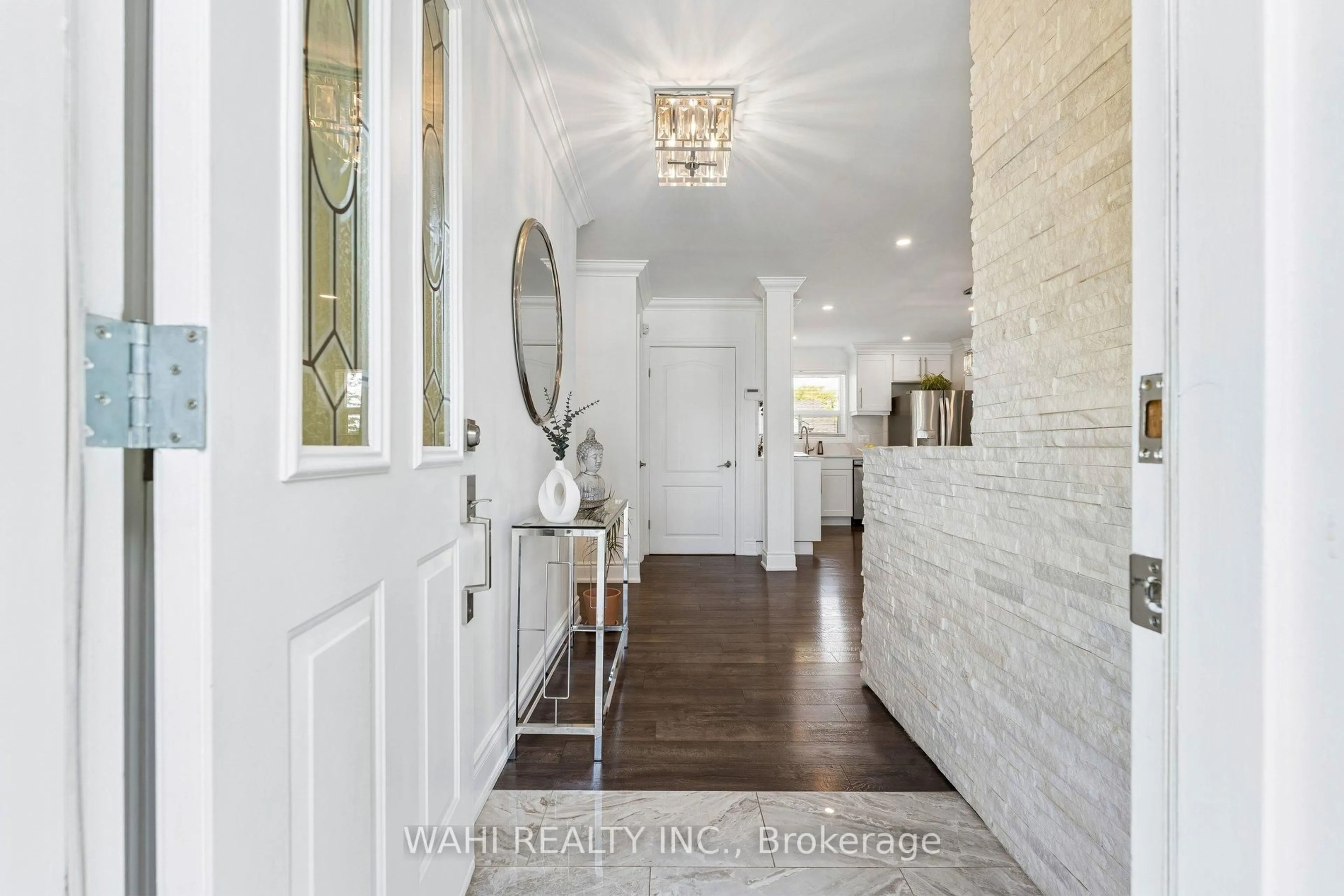 Indoor entryway for 39 Nanwood Dr, Brampton Ontario L6W 1L7