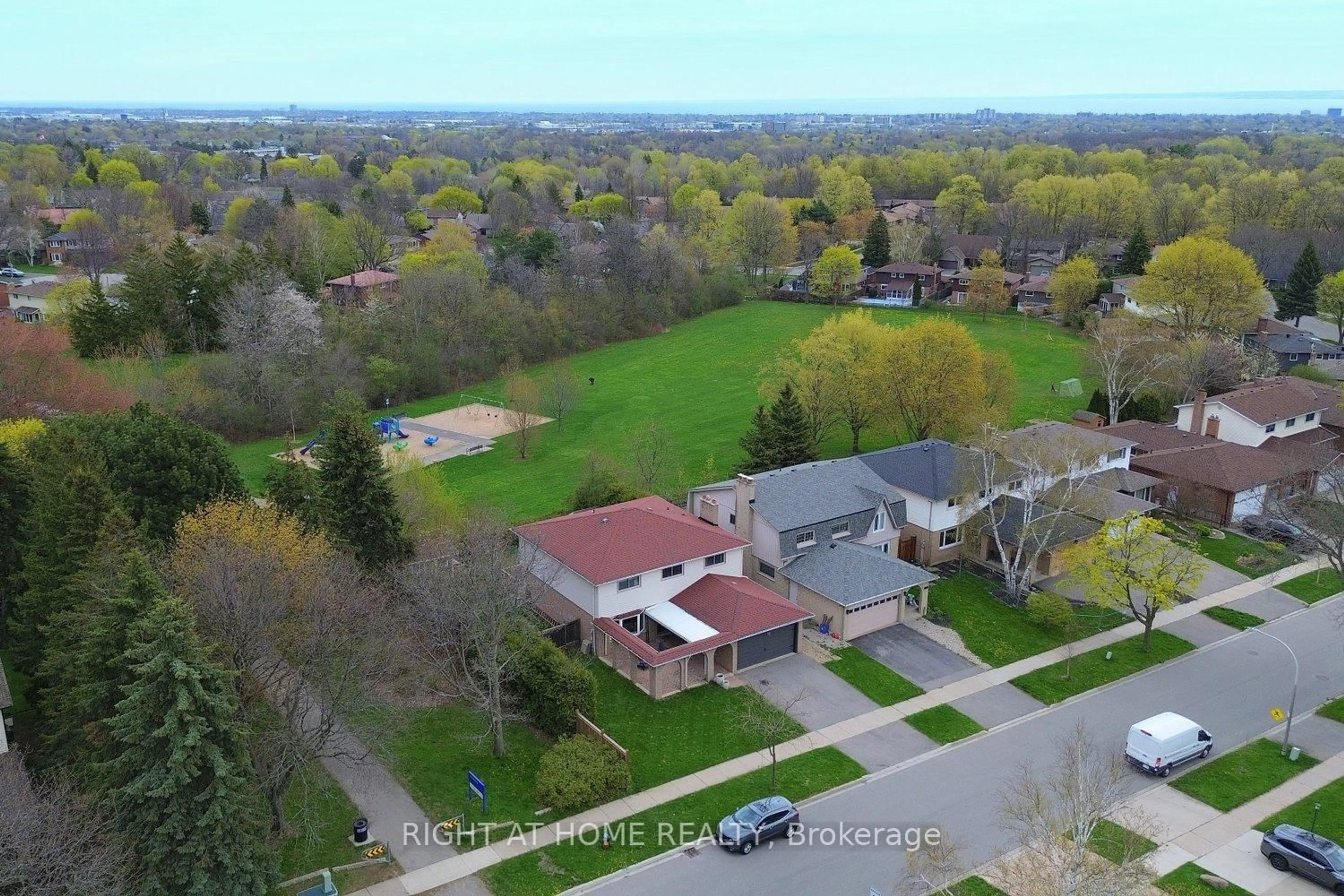 A pic from outside/outdoor area/front of a property/back of a property/a pic from drone, street for 2451 Sinclair Circ, Burlington Ontario L7P 3K9