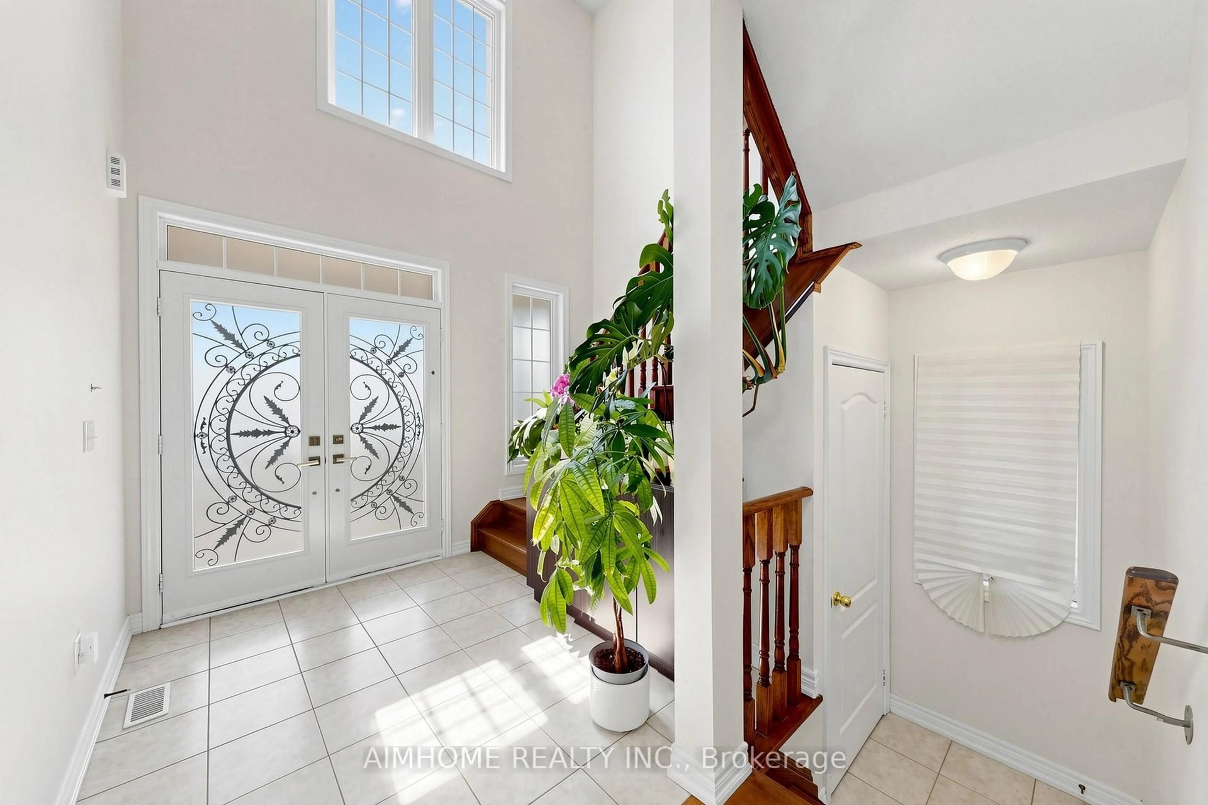 Indoor entryway for 6 Valerian St, Brampton Ontario L6P 3N9