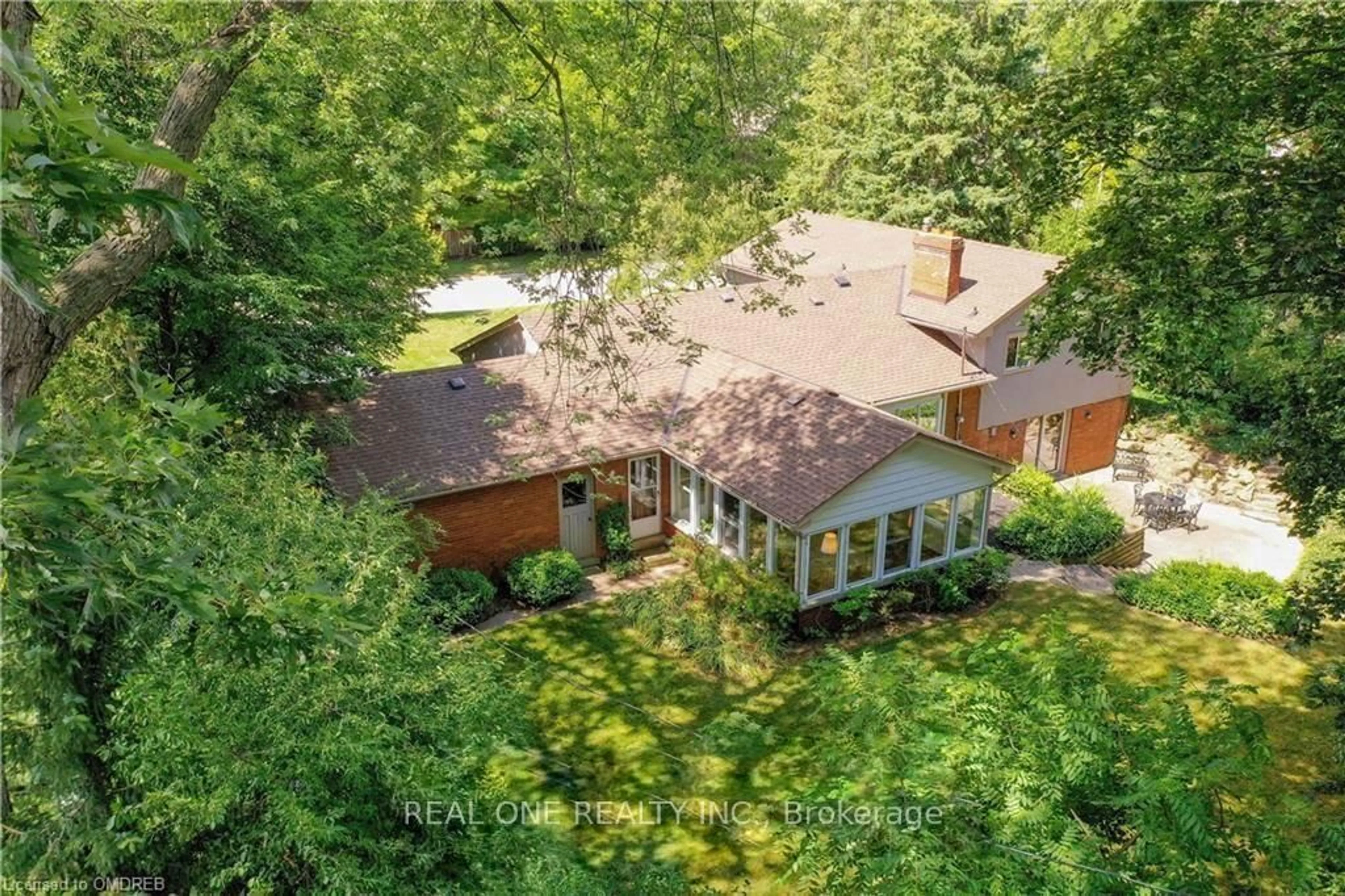 A pic from outside/outdoor area/front of a property/back of a property/a pic from drone, unknown for 262 Cardinal Dr, Oakville Ontario L6J 4P2