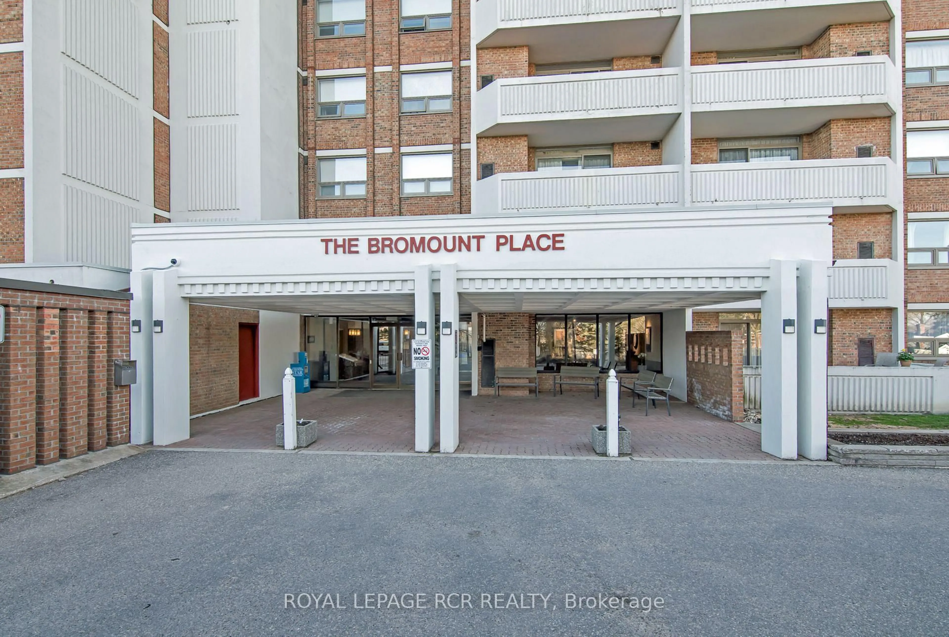 Indoor foyer for 8 Fead St #812, Orangeville Ontario L9W 3X4