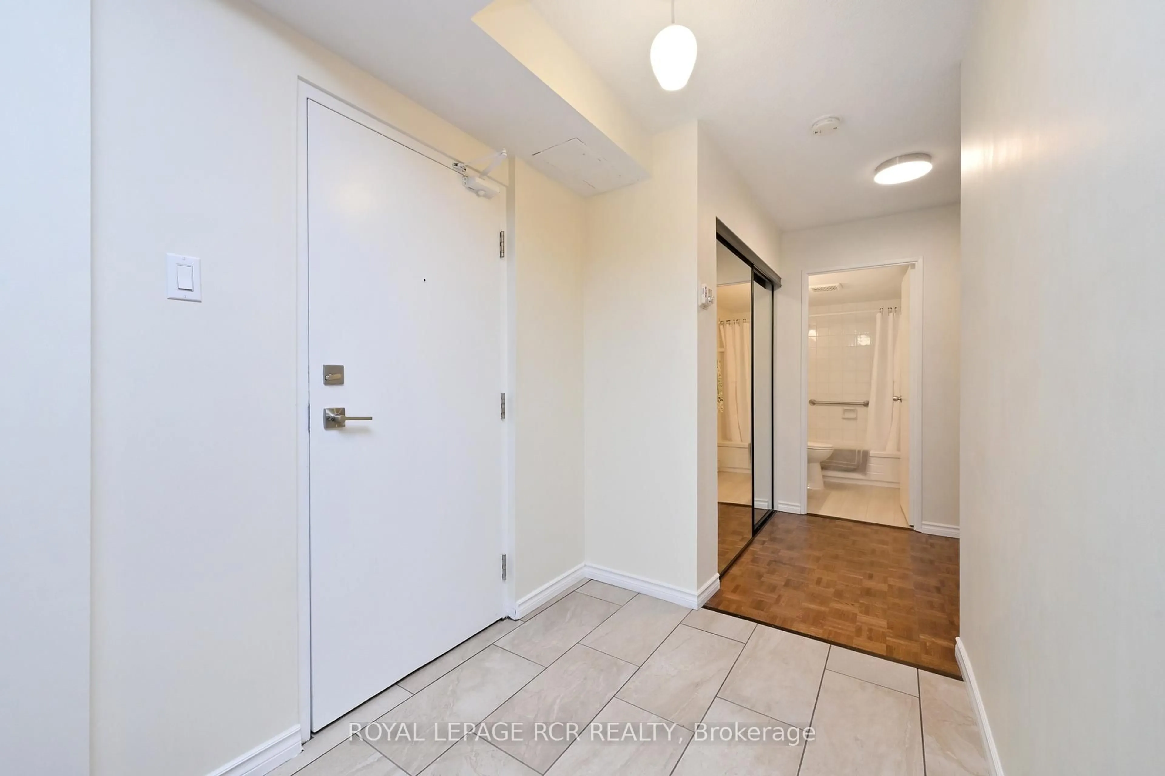 Indoor entryway for 8 Fead St #812, Orangeville Ontario L9W 3X4