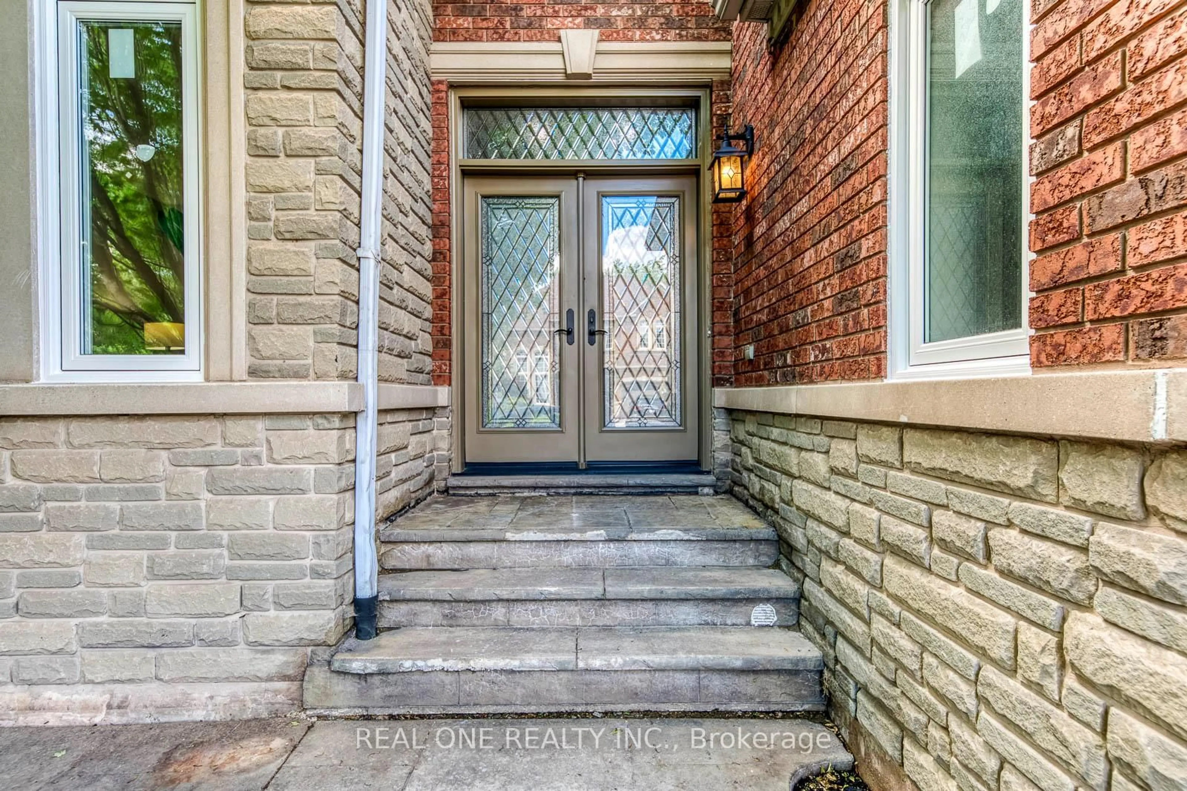 Indoor entryway for 1205 Lindenrock Dr, Oakville Ontario L6H 6T5