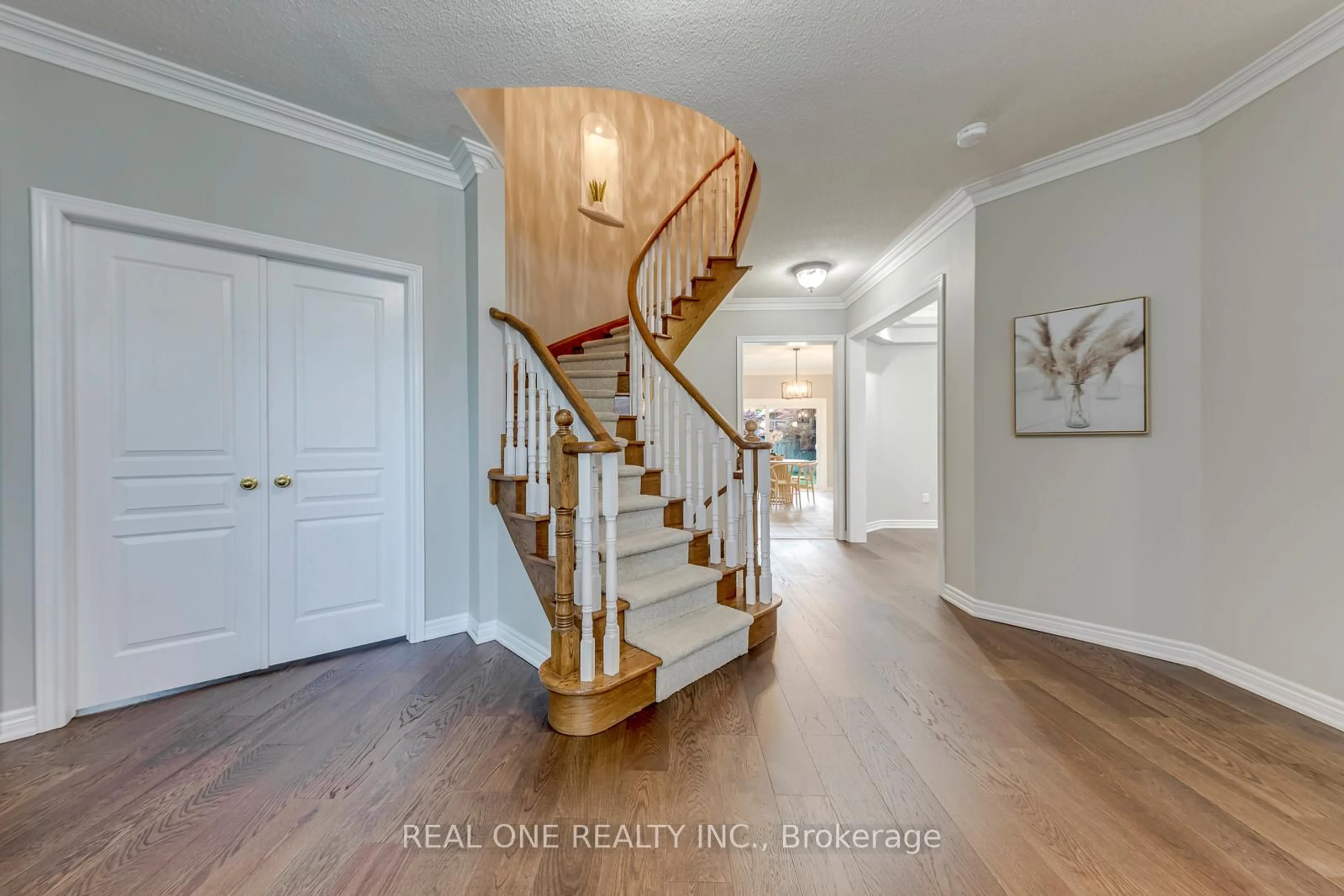 Indoor entryway for 1205 Lindenrock Dr, Oakville Ontario L6H 6T5
